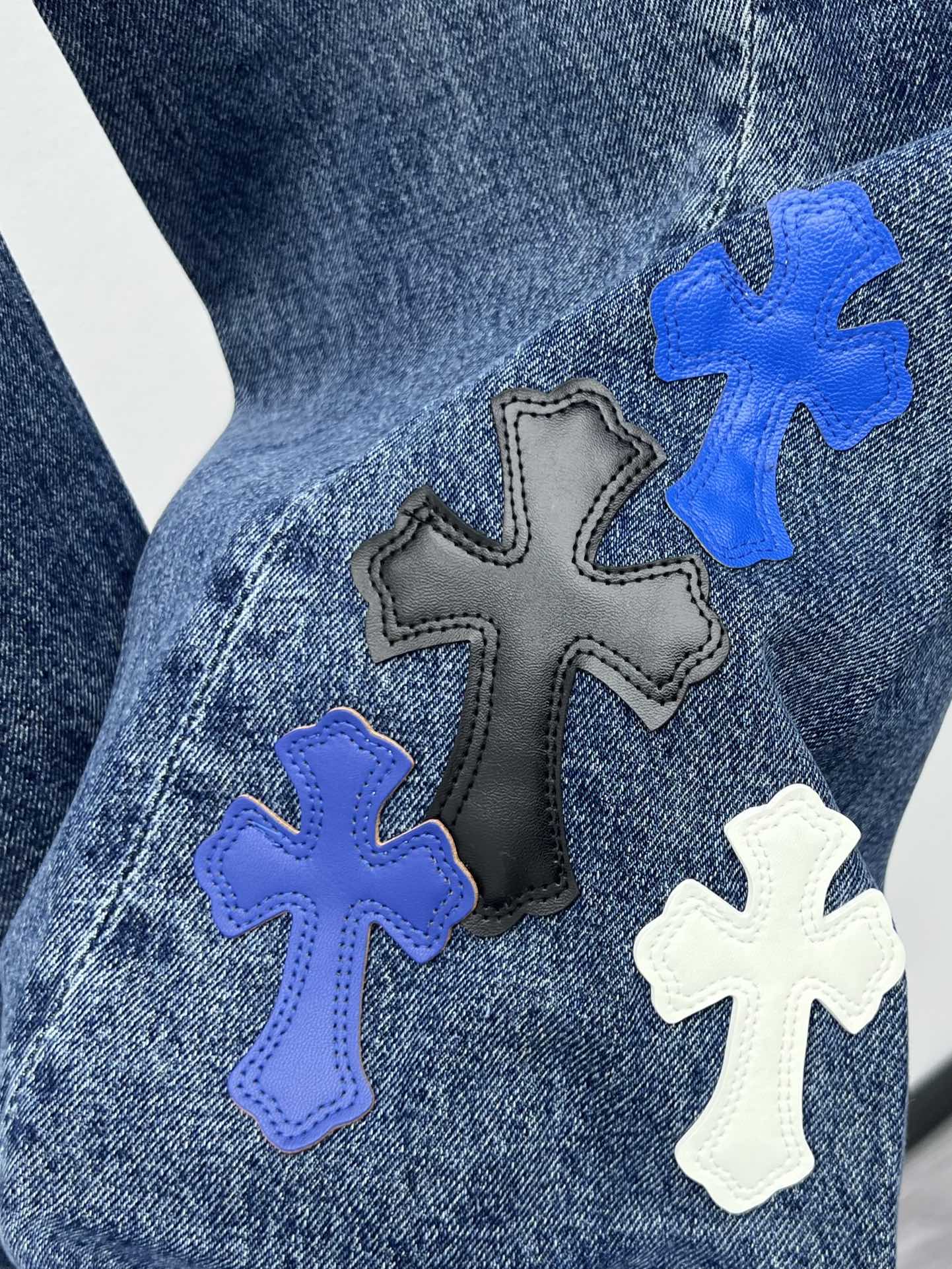 Chrome heart*拼皮十字架阔腿裤牛仔裤选用水洗做旧蓝棉质牛仔面料配有撞色彩色拼皮十字架贴牌版型