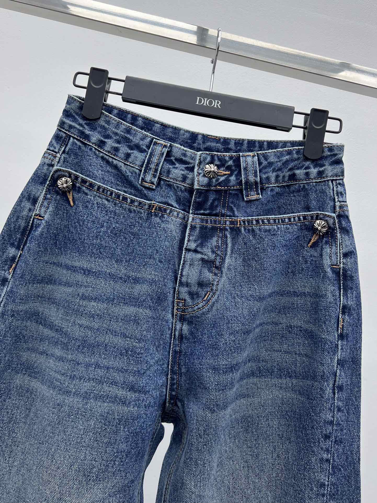 Chrome heart*拼皮十字架阔腿裤牛仔裤选用水洗做旧蓝棉质牛仔面料配有撞色彩色拼皮十字架贴牌版型