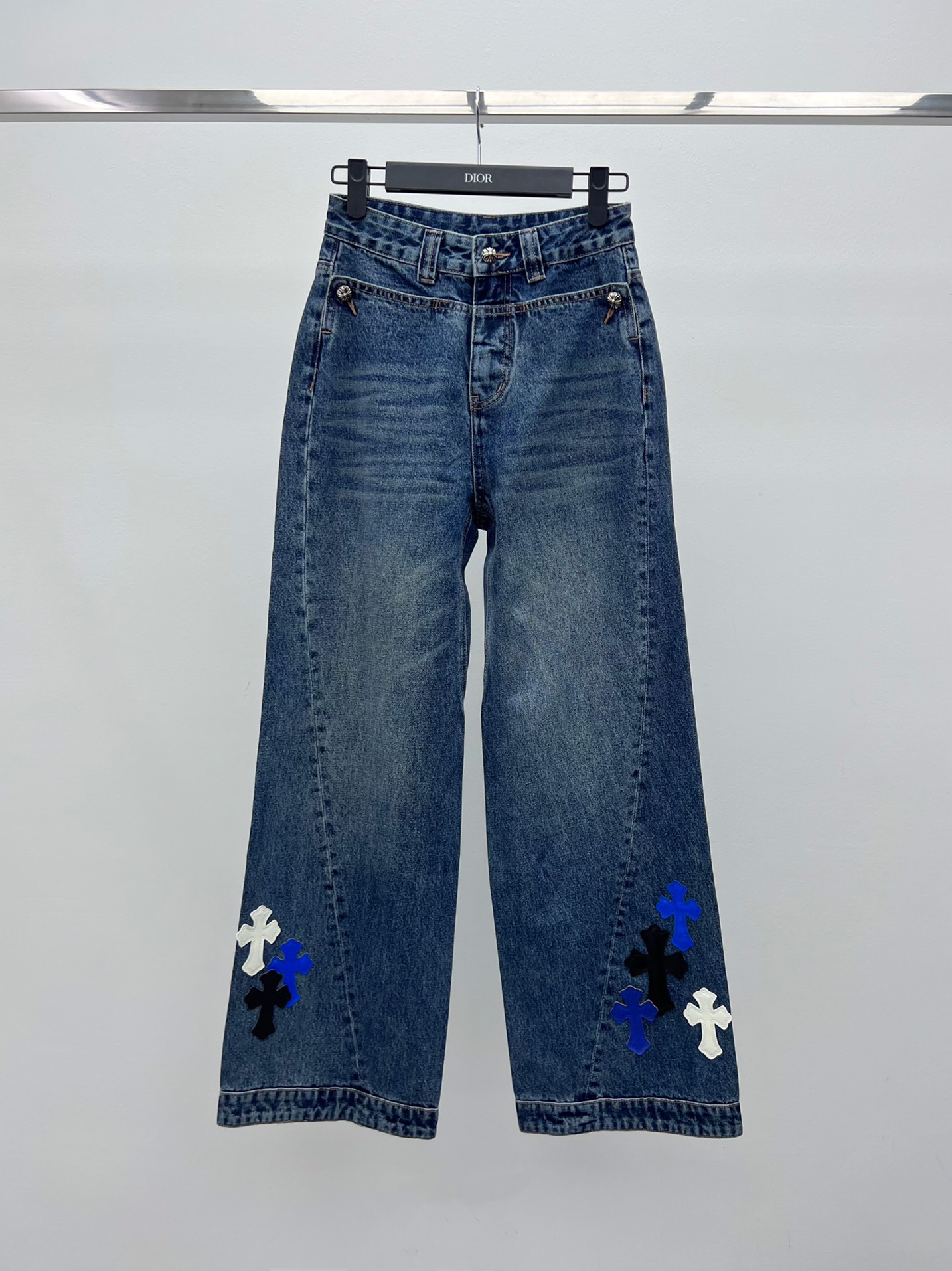 Chrome heart*拼皮十字架阔腿裤牛仔裤选用水洗做旧蓝棉质牛仔面料配有撞色彩色拼皮十字架贴牌版型
