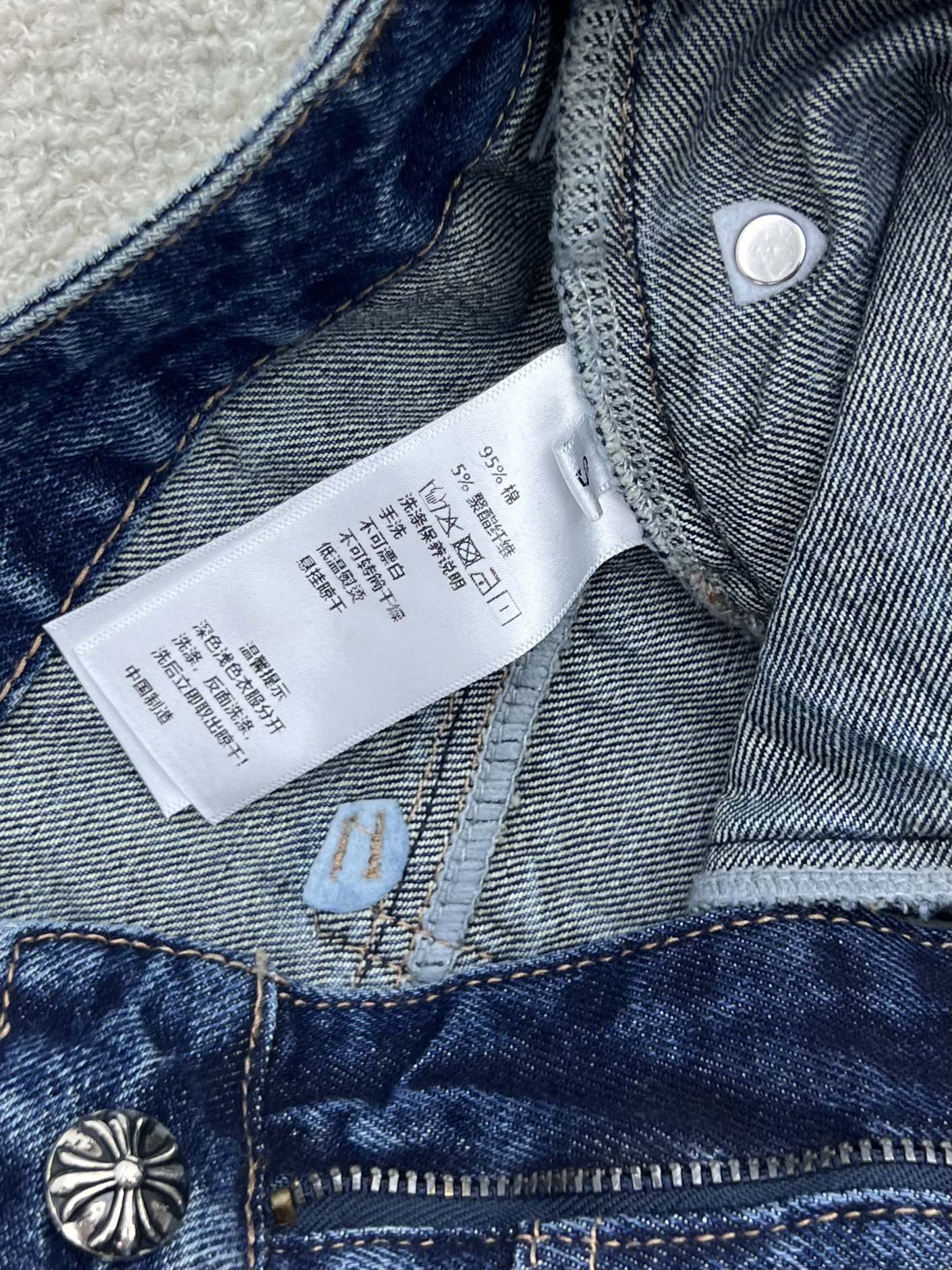 Chrome heart*拼皮十字架阔腿裤牛仔裤选用水洗做旧蓝棉质牛仔面料配有撞色彩色拼皮十字架贴牌版型