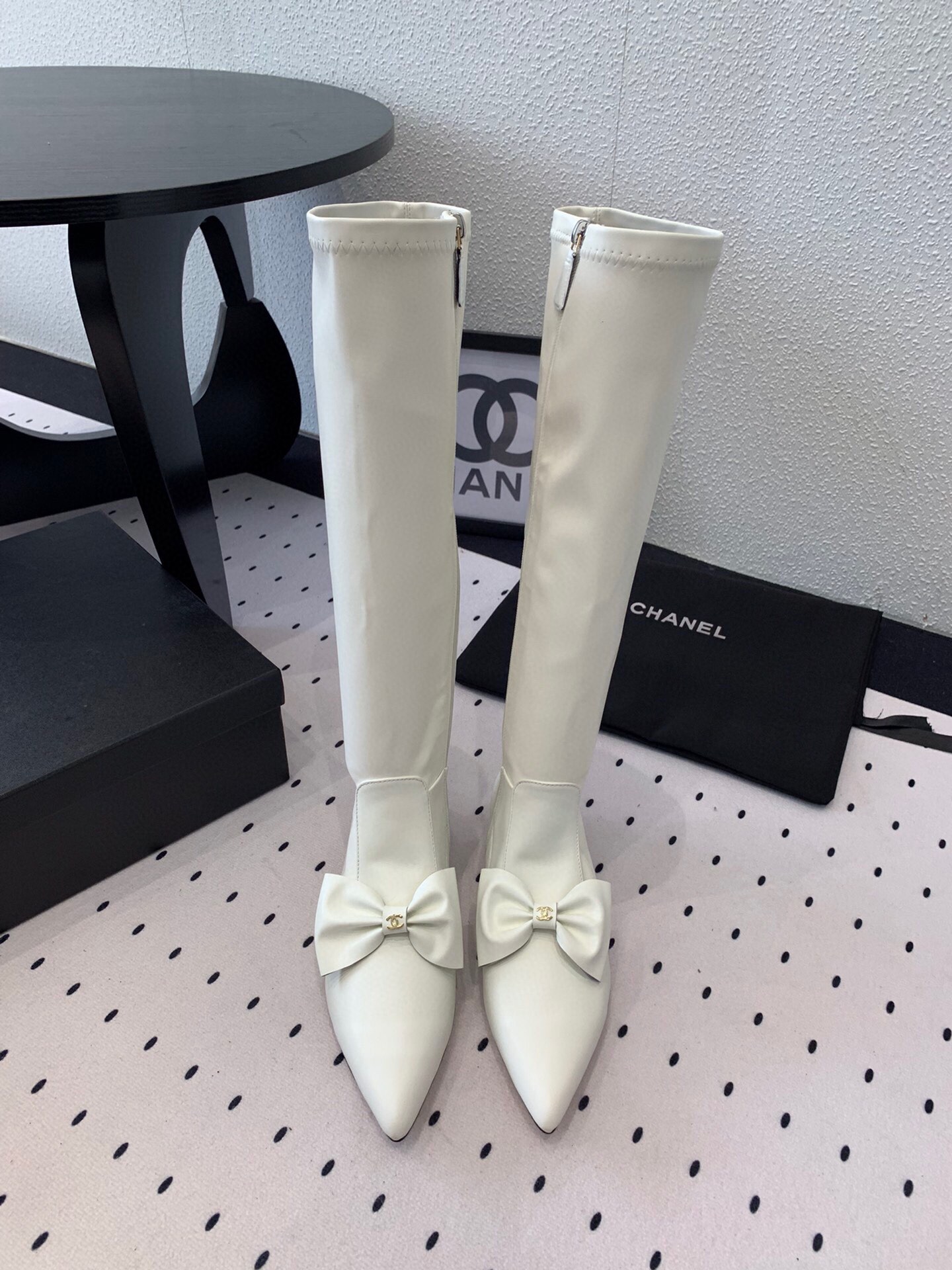 NO:533696,Chanel new bow boots, full of exquisiteness, walking white and beautiful, comfortable and tiring, feet, stretching the legs, imported sheepskin upper, sheepskin lining, Italian leather soles, Size35-39 (40, 41 custom-made, no return or exchange), boots, chanel, boots, sheepskin, Leather soles19860909Chanel新款蝴蝶结长靴 满满的精致感妥妥的行走白富美 上脚舒适不累脚妥妥拉长腿部线条 进口羊皮鞋面 羊皮内里 意大利真皮大底 Size35-39（40,41定制不退换）,靴子,chanel,boots,sheepskin,Leather soles,Women's Shoes