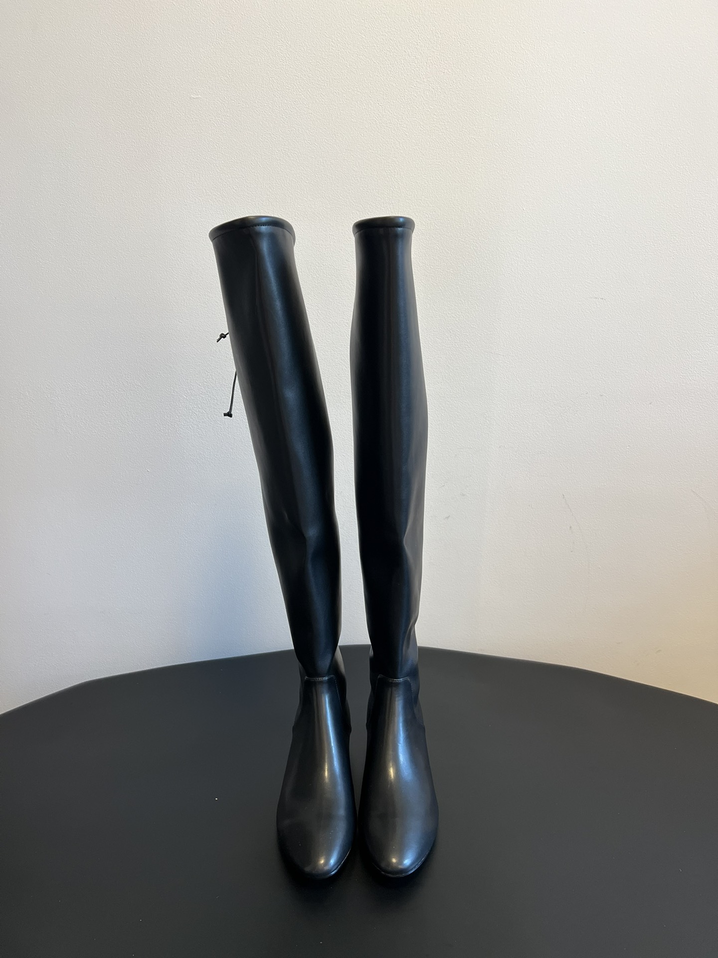 NO:536966,The row leather high-tube elastic over-knee boots are made of high-quality genuine leather material, soft and tough texture, good touch and excellent durability; the high-tube design and elastic fabric can perfectly fit the leg lines, while giving the calves a comfortable and wrapping feeling. The pointed toe shape is fashionable and exquisite, which can modify the lines of the feet, making the feet look longer; the thick heel design increases the stability of the boots, and at the same time enhances the fashion and aura of the overall shape. Paired with tight jeans and simple tops, a handsome and capable style. Paired with short skirts and sweaters, highlighting the sweet and cute temperament. Combined with a long dress or coat, exudes an elegant and charming charm. Elastic pu upper inner sheepskin, leather big sole  size35-40 (40 custom-made non-return and exchange), boots, boots, skirts, jeans, sweaters, sheepskin, Leather soles19860909The row真皮高筒弹力过膝长靴 采用上等真皮材质,质感柔软坚韧,触感佳且耐久性出色；高筒设计搭配弹力面料,能完美贴合腿部线条,同时给予小腿舒适包裹感.尖头造型时尚精致,可修饰脚部线条,让双脚更显修长；粗跟设计增加了靴子的稳定性,同时提升整体造型的时尚感与气场. 搭配紧身牛仔裤与简约上衣,展现帅气干练的风格.配上短裙与毛衣,凸显甜美可爱的气质.与长款连衣裙或大衣组合,散发出优雅迷人的韵味. 鞋面弹力pu 内里羊皮 大底真皮大底 size35-40（40定制不退换）,靴子,boots,skirts,jeans,sweaters,sheepskin,Leather soles,Women's Shoes