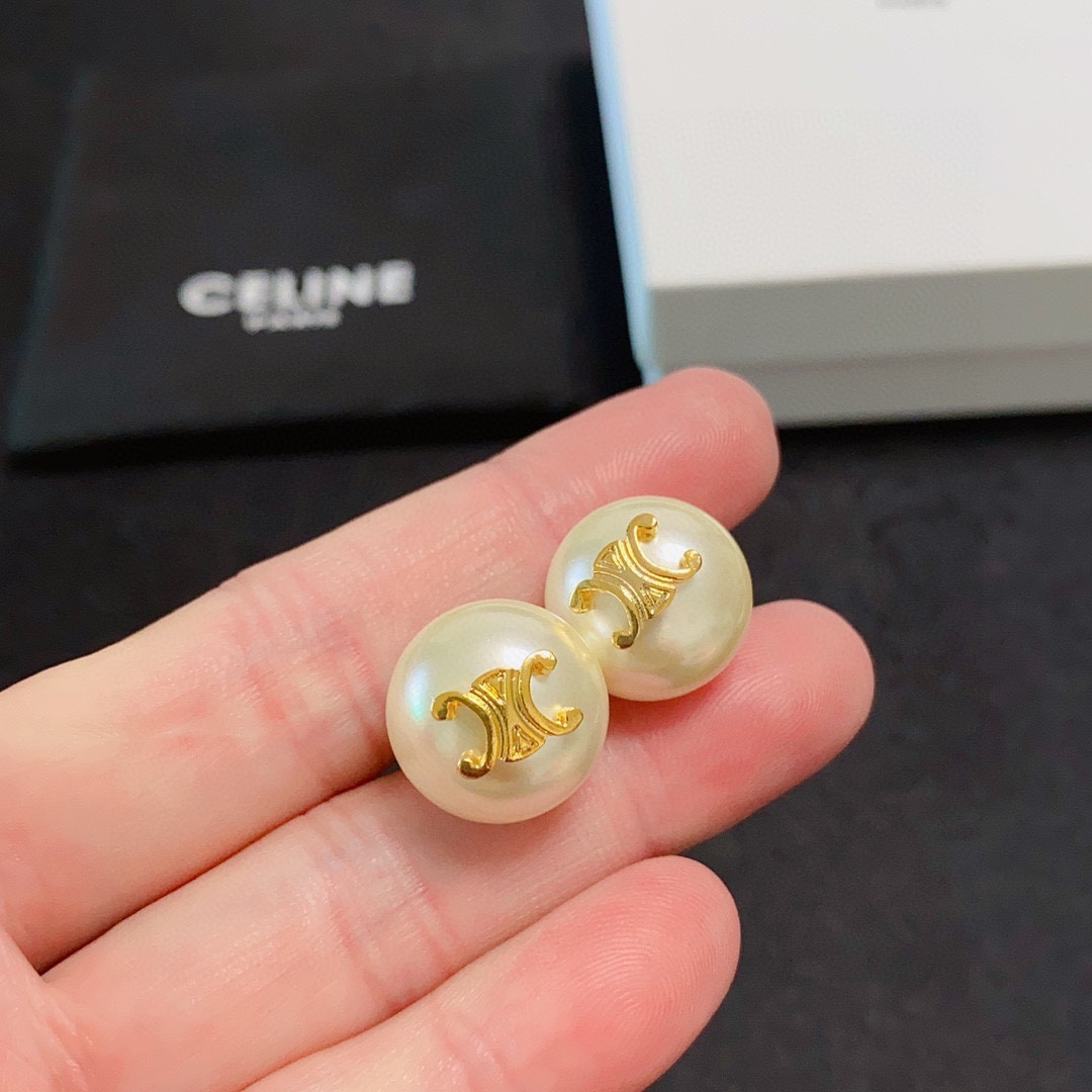 Celine 新款Celine赛琳凯旋门珍珠白耳钉 赛琳已经自成一股流行元素 持续为女性诠释优雅、创造
