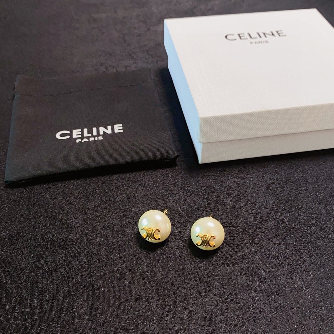 Celine 新款Celine赛琳凯旋门珍珠白耳钉 赛琳已经自成一股流行元素 持续为女性诠释优雅、创造