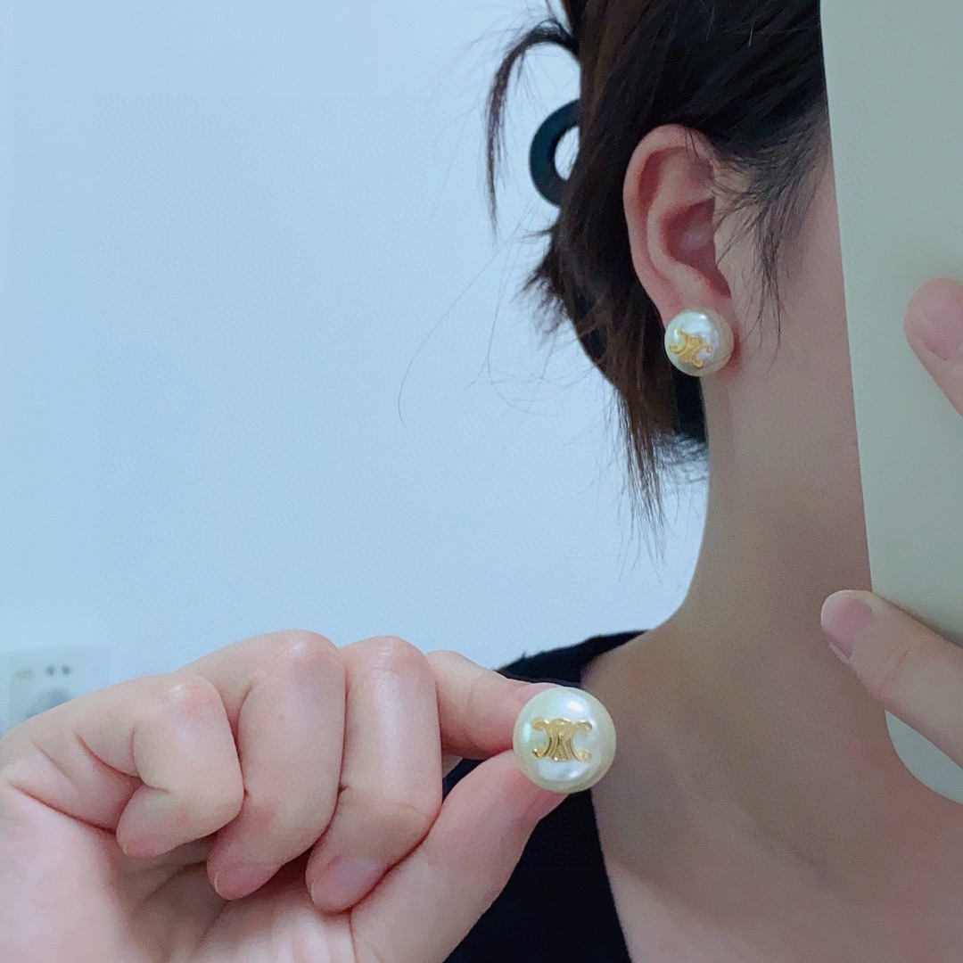 NO:515897,The new Celine Celine Arc de Triomphe pearl white earrings. Celine has become a popular element, continuing to interpret elegance and create fashion for women. Celine's jewelry style definitely represents a new way of life. Just like this earring, the harmonious matching between the clothing is very prominent, allowing gorgeousness and freedom to coexist, elegant but never feel restricted, jewelry boutique, celine, celine, earrings19860909新款Celine赛琳凯旋门珍珠白耳钉 赛琳已经自成一股流行元素,持续为女性诠释优雅、创造时尚,Celine家的饰品风格绝对代表了一种新的生活方式,就像此款耳环,跟服饰之间的和谐搭配性是非常凸出的,让华丽与自在共存,优雅但绝不会感到束缚,饰品精品,celine,celine,earrings,Jewelry