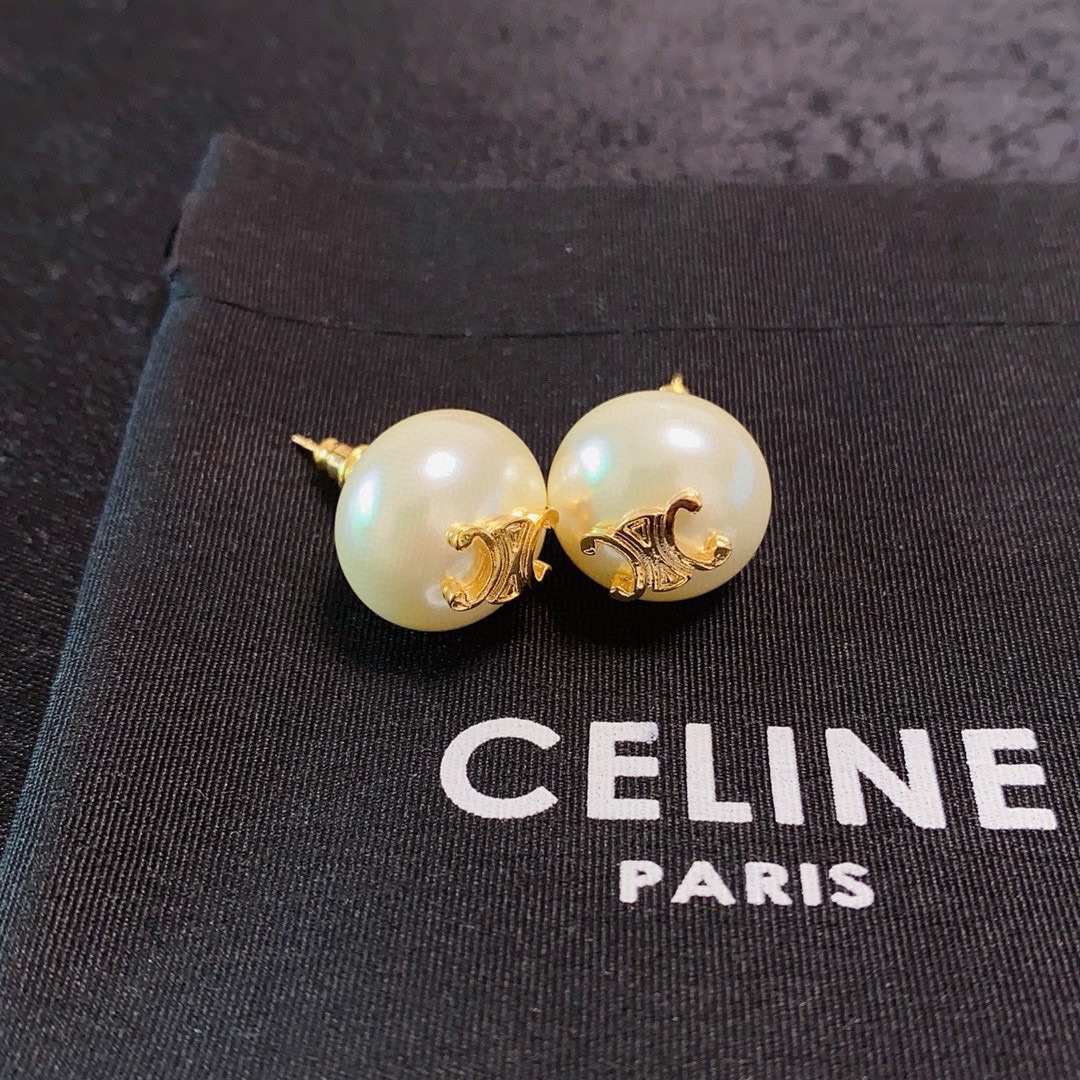 Celine 新款Celine赛琳凯旋门珍珠白耳钉 赛琳已经自成一股流行元素 持续为女性诠释优雅、创造