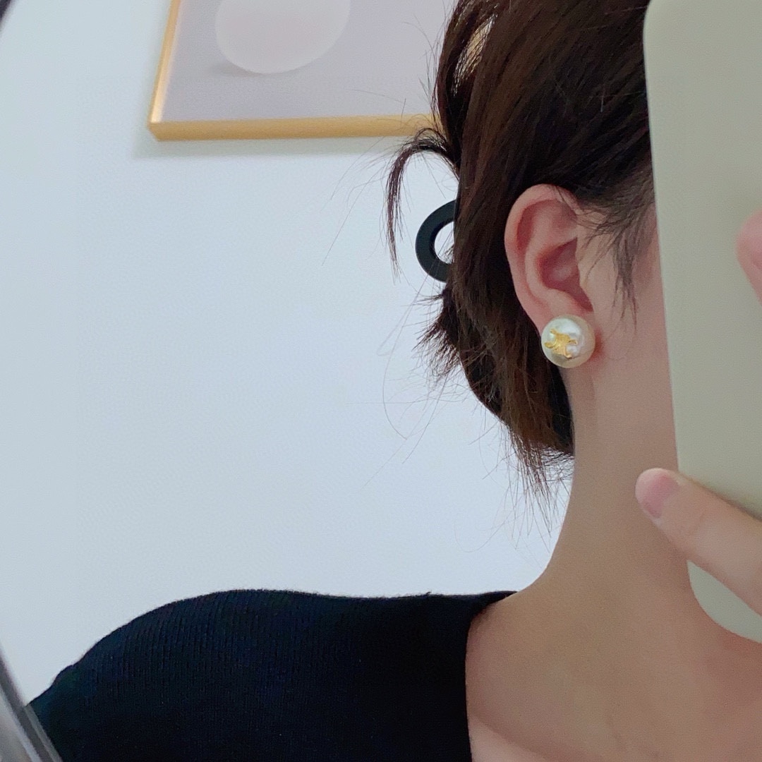 Celine 新款Celine赛琳凯旋门珍珠白耳钉 赛琳已经自成一股流行元素 持续为女性诠释优雅、创造