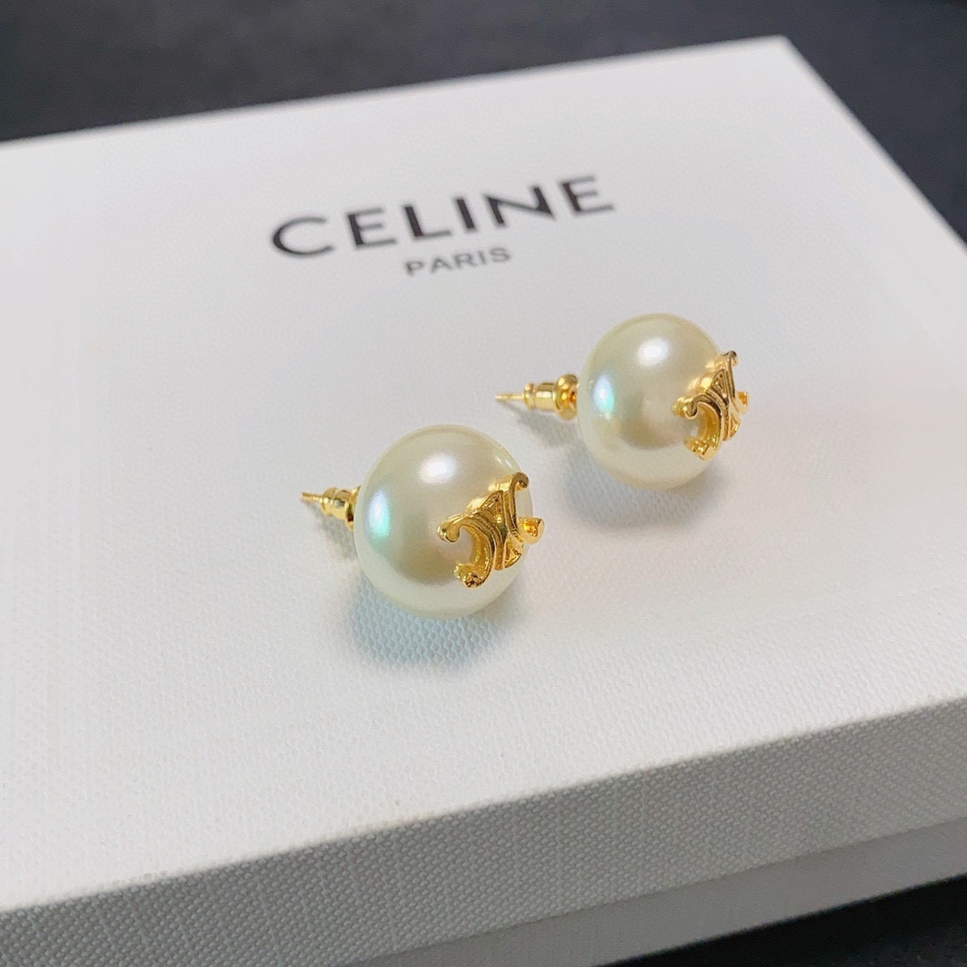 Celine 新款Celine赛琳凯旋门珍珠白耳钉 赛琳已经自成一股流行元素 持续为女性诠释优雅、创造