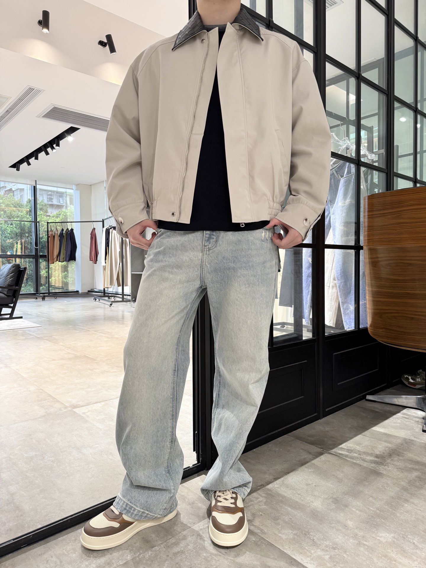 NO:530946,BV-2025 autumn and winter upstart Bane style Harrington silhouette spliced ​​jacket, hand-woven collar, high-quality windbreaker fabric, paired with silky lining, the upper body is really comfortable and beautiful, loose style, high-end fashion and elegant, S-2XL (model 180/140 wears M, with Hong Kong Lane Crawford gift box packaging), bottega veneta, jackets & coats, jackets & coats, alexander wang19860909BV-2025秋冬新贵巴恩风哈灵顿廓形拼接夹克外套,手工编织衣领,高品质风衣面料,搭配丝滑内衬,上身真的非常舒适好看,宽松版型,高级时尚优雅,码数S-2XL（模特180/140穿M,配香港连卡佛礼盒包装）,,bottega veneta,jackets & coats,jackets & coats,alexander wang,Men's clothing