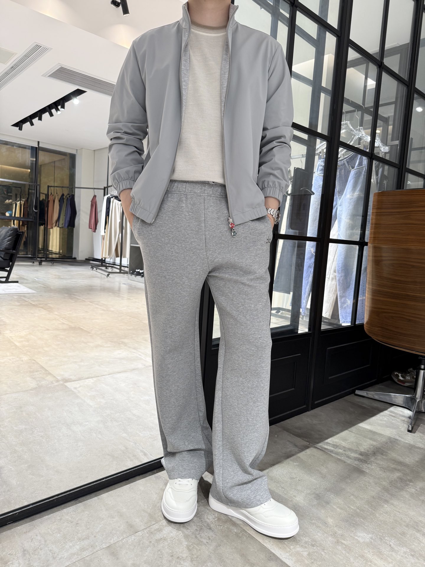 NO:530949,Kiton - Double-sided old-fashioned stand-collar jacket jacket on autumn and winter, simple, atmospheric and high-end. The A-side uses nylon and spandex blended jacket fabric, which feels very silky and soft, with windproof and waterproof effect. The B-side uses wool, cashmere and other blended fabrics, online texture, comfortable and warm, fine workmanship, excellent materials, small stand-up collar design, capable upper body, full sense of high-end, and 48-56 (model wears 180/140 with 50, with Hong Kong Lane Crawford gift box packaging),, jackets & coats, jackets & coats, alexander wang19860909Kiton-秋冬新贵双面穿老钱风立领夹克外套,简约大气上档次,A面采用锦纶、氨纶混纺冲锋衣面料,手感非常丝滑柔软,具有防风防水效果,B面采用绵羊毛、山羊绒等混纺面料,质感在线,舒适保暖,做工精细,用料上乘,小立领设计,上身干练,高级感拉满,码数48-56(模特180/140穿50,配香港连卡佛礼盒包装),,jackets & coats,jackets & coats,alexander wang,Men's clothing