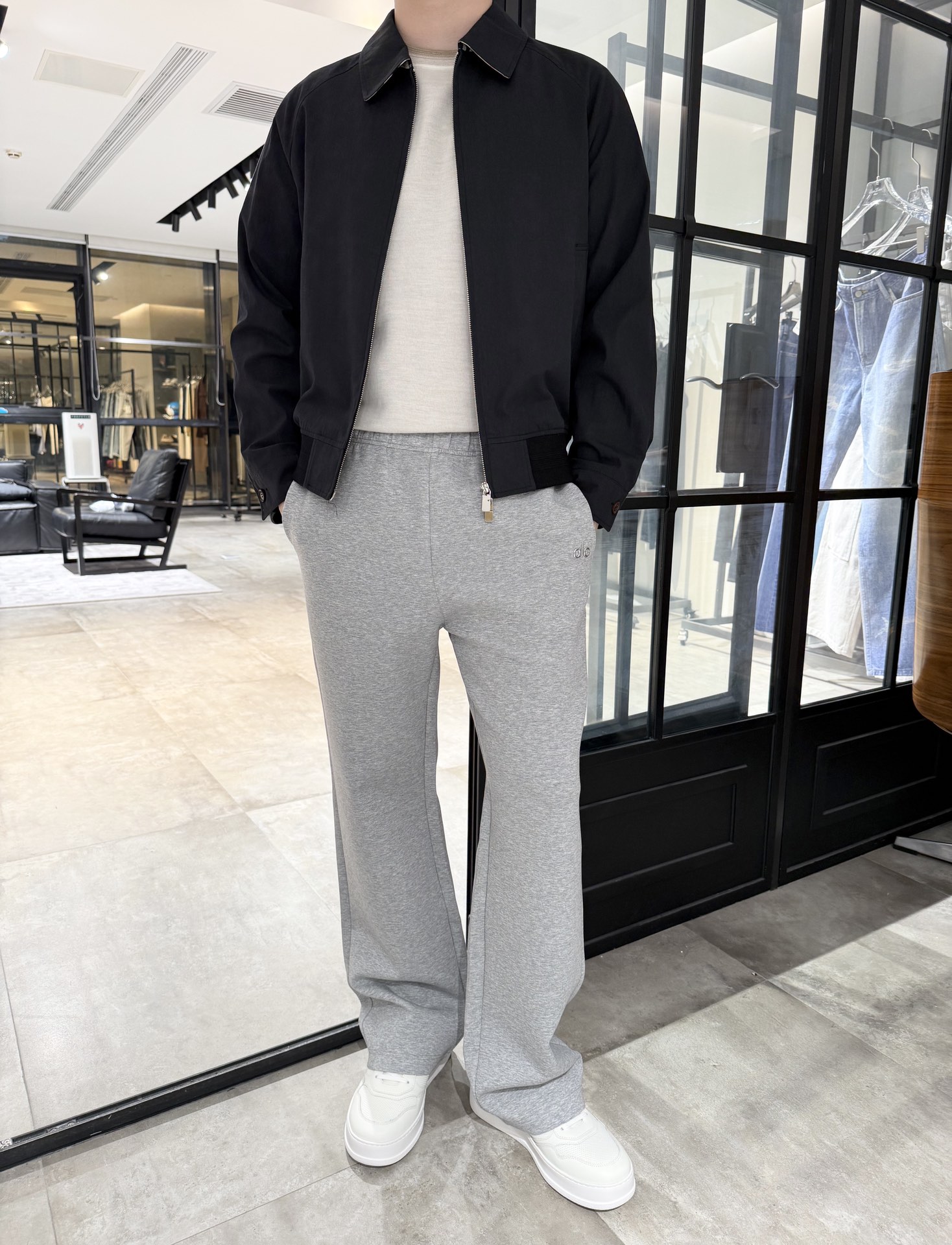 NO:530943,LP-Fashioned old-fashioned jacket, simple stand-up collar design, neat and stylish. Smooth fabric, comfortable and textured upper body. Whether for commuting or casual travel, you can easily hold it, easily creating a capable and fashionable style~ Code 48-56 (model 180/140 wears 50, with Hong Kong Lane Crawford gift box packaging), loro piano, jackets & coats, jackets & coats, alexander wang19860909LP-时尚老钱风夹克外套,简约立领设计,利落又有型.顺滑的面料,上身舒适还显质感.无论是通勤还是休闲出行,都能轻松hold住,轻松打造出干练又时尚的风格～码数48-56(模特180/140穿50,配香港连卡佛礼盒包装),,loro piana,jackets & coats,jackets & coats,alexander wang,Men's clothing