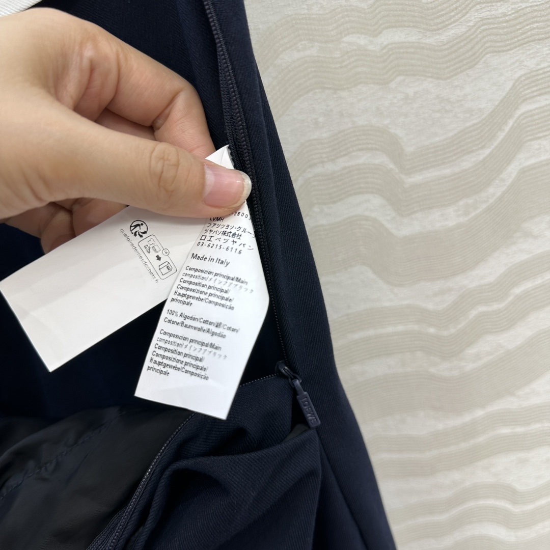 独家首发♥️原单品质！Lw高智感时髦精穿搭！干练帅气直筒西裤！松紧收褶皮扣设计立裁中高腰修直西装裤！实穿