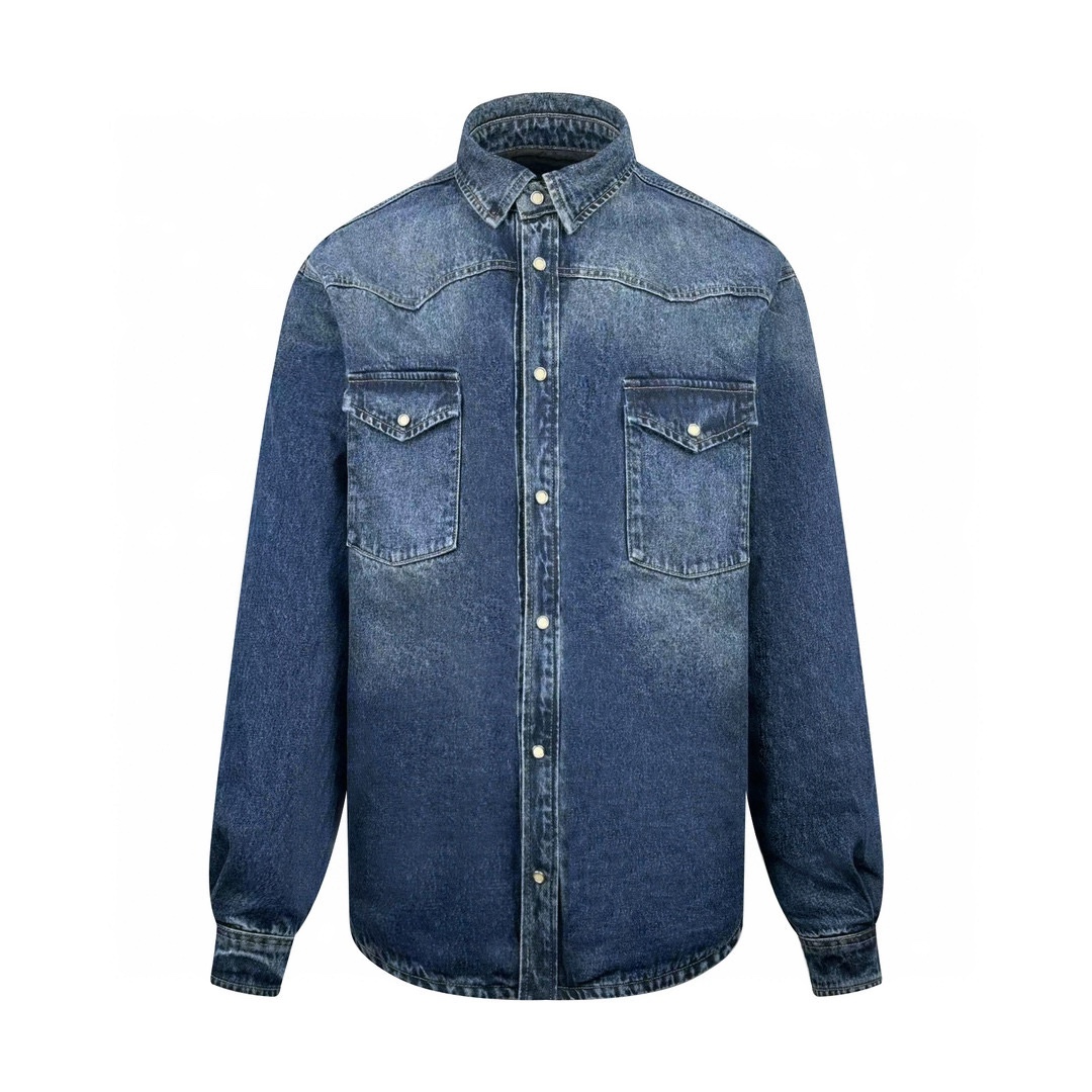 NO:531363,.Prada Triangle Mark Tanning Cotton Cloth Jacket Customized Blues Secret High-density Pure Cotton Material and velvet cloud cotton sheets with inner velvet cotton pads Full texture, heavy and solid, every inch contains heavy warmth, the iconic enamel triangular metal logo embellishes, highlighting the elegance and nobility of the brand, the padding effect design highlights the wrapping effect cleverly combines the warmth of the cotton jacket with the fashion of denim, the perfect fusion of demeanor and temperature, making temperature no longer a shackle that binds your fashion, set attendance, a versatile choice Craft 1: Use imported special aircraft infrared positioning 'Prada Triangle Mark' for more accurate positioning, firm and solid Craft 2: The washing process adopts five complex processes, stone mill light fermentation, multiple monkeys and Gala dehydration and soft artificial sand rubbing, Asute dyeing, and re-dyeing, which makes this pair of pants special in color and make it blue but not blue, ink blue but not black  Temperate and fine. Each step embodies the efforts and wisdom of the craftsmen. Craft 3: pure hand-made water removal process. After completing the initial combination of the lining and cotton pad, the craftsman will further adjust and disassemble it in the water. The lining and cotton pad can achieve a perfect combination, making the lining and cotton pad more closely beautiful and neat. Craft 4: Template opening bag Preset templates to guide the position of the open bag Shape and size Accuracy ensures the quality of the opening bag Effect Auxiliary materials Customized 1:1 Prada Triangle Mark Customized 1:1 Prada Quad Craft Customized 1:1 Prada Trademark Size Loose fitting S M L XL,,prada, jackets & coats,alexander wang19860909.Prada 三角标单宁棉服夹克 定制蓝调秘境高密度纯棉料以及内里丝绒云棉片 质感十足 厚重扎实 每一寸都蕴含着沉甸甸的暖意 标志性涂珐琅三角形金属徽标点缀 彰显品牌的优雅与高贵 衬垫效果设计凸显包裹效果巧妙融合了棉服的温暖与牛仔的时尚 风度与温度的完美融合 让温度不再是束缚你时尚的枷锁 套装出席 百搭之选 工艺1: 采用进口专机红外线定位“Prada三角标” 位置更为精准 牢固结实 工艺2: 洗水工艺采用五道复杂工序 石磨轻酵 加多位马骝加拉解漂加软 人工擦沙 阿苏特染色 再返染返磨 才使得这一条裤子颜色特殊而让其色蓝而不蓝 墨蓝又不墨黑 繁琐而精细 每一步都凝聚了工匠们的心血和智慧 工艺3: 纯手工水后拆卸工艺 完成套里布与棉片的初步结合后匠人会在水中进行进一步的调整和拆卸 套里布与棉片能够实现完美的结合 使得套里布与棉片的结合更为紧密 美观工整 工艺4: 模版机开袋 预设的模板来指导开袋的位置 形状和大小 精确性确保了开袋效果质量 辅料 定制1:1 Prada 三角标 定制1:1 Prada 四合扣 定制1:1 Prada 商标 版型 宽松版型 尺码 S M L XL,,prada,jackets & coats,alexander wang,Men's clothing