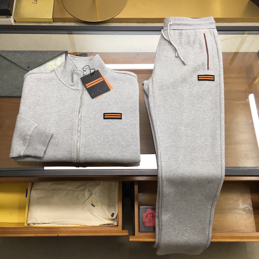 NO:613424,New suit [Zegn...] 2025 early autumn new casual suit!  The counters are synchronized. The details are exquisite and high-end, and the brand logo is laminated with a high-end feel. Custom-woven fabrics are more youthful and energetic. Customized high-end fabrics, the upper body is crisp and stylish, comfortable and not tight. The customized metal logo zippers are very classy, ​​and the clean and neat tailoring is full of urban style. You will feel good when you wear it. It is the first choice for high-end fashion people, and the upper body effect is super good-looking!  Size M-3XL,,alexander wang19860909新品套装【Zegn...】 2025早秋新款休闲套装！专柜同步.细节精致高级,品牌logo压胶高级感满满.定织面料更显年轻活力,定制高端面料,上身挺括有型,舒适不紧绷.定制金属logo拉链非常有档次,干净利落的剪裁都市风十足,穿上心情就好,高端潮流时尚人士首选,上身效果超级好看！ 码数M-3XL,,alexander wang,Men's clothing