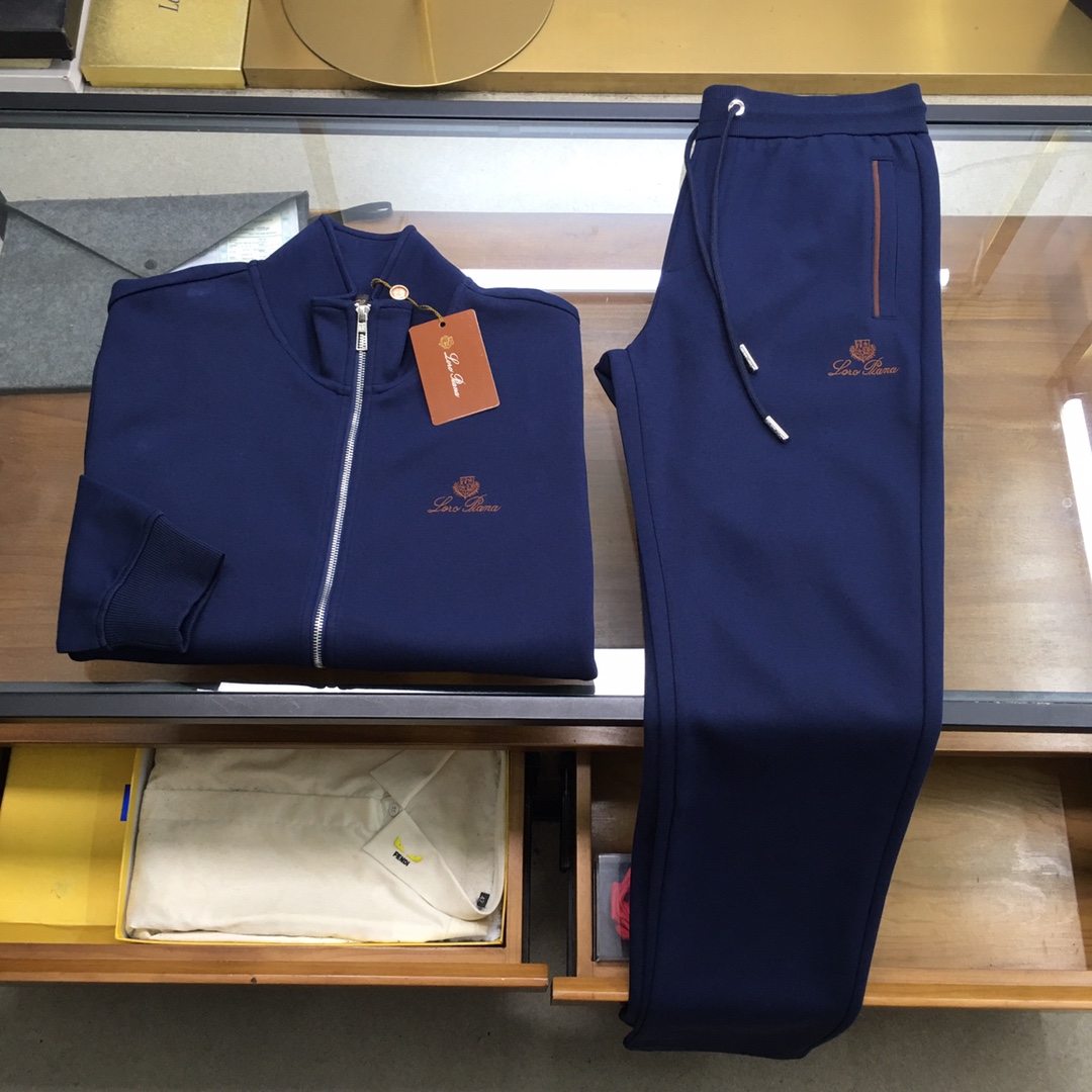 NO:684596,New product suit [LP...] 2025 early autumn new casual suit!  The counters are synchronized. The details are exquisite and high-end, and the brand logo is laminated with a high-end feel. Custom-woven fabrics are more youthful and energetic. Customized high-end fabrics, the upper body is crisp and stylish, comfortable and not tight. The customized metal logo zippers are very classy, ​​and the clean and neat tailoring is full of urban style. You will feel good when you wear it. It is the first choice for high-end fashion people, and the upper body effect is super good-looking!  Size M-3XL,,loro piana,19860909新品套装【LP...】 2025早秋新款休闲套装！专柜同步.细节精致高级,品牌logo压胶高级感满满.定织面料更显年轻活力,定制高端面料,上身挺括有型,舒适不紧绷.定制金属logo拉链非常有档次,干净利落的剪裁都市风十足,穿上心情就好,高端潮流时尚人士首选,上身效果超级好看！ 码数M-3XL,,loro piana,,Men's clothing