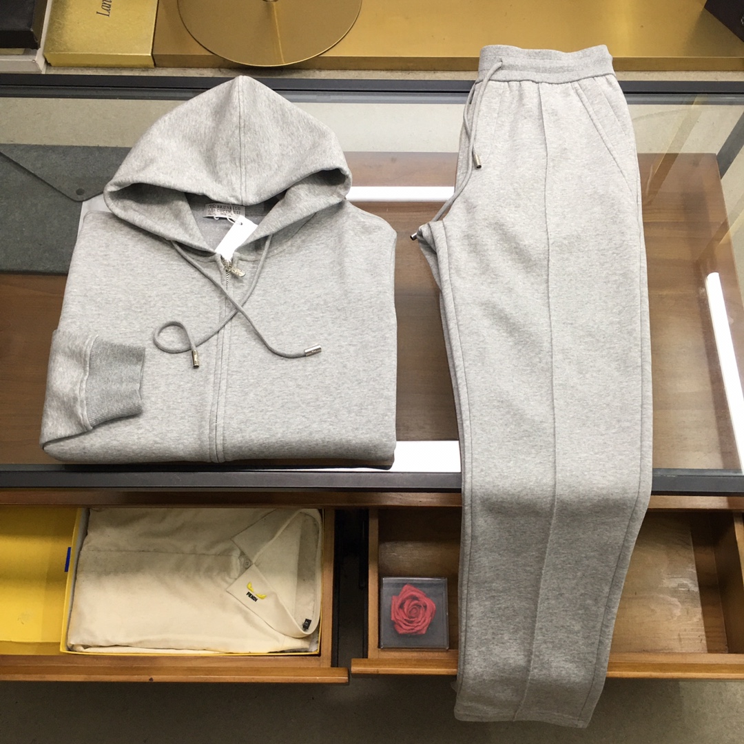 NO:613430,New Suit [BC] 2025 Early Autumn New Casual Suit!  The counters are synchronized. The details are exquisite and high-end, and the brand logo is laminated with a high-end feel. Custom-woven fabrics are more youthful and energetic. Customized high-end fabrics, the upper body is crisp and stylish, comfortable and not tight. The customized metal logo zippers are very classy, ​​and the clean and neat tailoring is full of urban style. You will feel good when you wear it. It is the first choice for high-end fashion people, and the upper body effect is super good-looking!  Size M-3XL AAA4,,alexander wang19860909新品套装【BC】 2025早秋新款休闲套装！专柜同步.细节精致高级,品牌logo压胶高级感满满.定织面料更显年轻活力,定制高端面料,上身挺括有型,舒适不紧绷.定制金属logo拉链非常有档次,干净利落的剪裁都市风十足,穿上心情就好,高端潮流时尚人士首选,上身效果超级好看！ 码数M-3XL AAA4,,alexander wang,Men's clothing