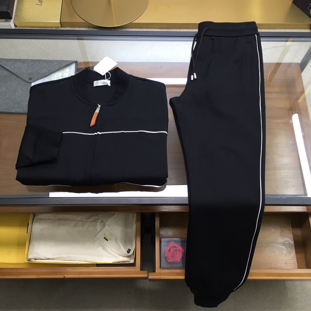 NO:613413,New suit [Bc] 2025 early autumn new casual suit!  The counters are synchronized. The details are exquisite and high-end, and the brand logo is laminated with a high-end feel. Custom-woven fabrics are more youthful and energetic. Customized high-end fabrics, the upper body is crisp and stylish, comfortable and not tight. The customized metal logo zippers are very classy, ​​and the clean and neat tailoring is full of urban style. You will feel good when you wear it. It is the first choice for high-end fashion people, and the upper body effect is super good-looking!  Size M-3XL AAA4,,alexander wang19860909新品套装【Bc】 2025早秋新款休闲套装！专柜同步.细节精致高级,品牌logo压胶高级感满满.定织面料更显年轻活力,定制高端面料,上身挺括有型,舒适不紧绷.定制金属logo拉链非常有档次,干净利落的剪裁都市风十足,穿上心情就好,高端潮流时尚人士首选,上身效果超级好看！ 码数M-3XL AAA4,,alexander wang,Men's clothing