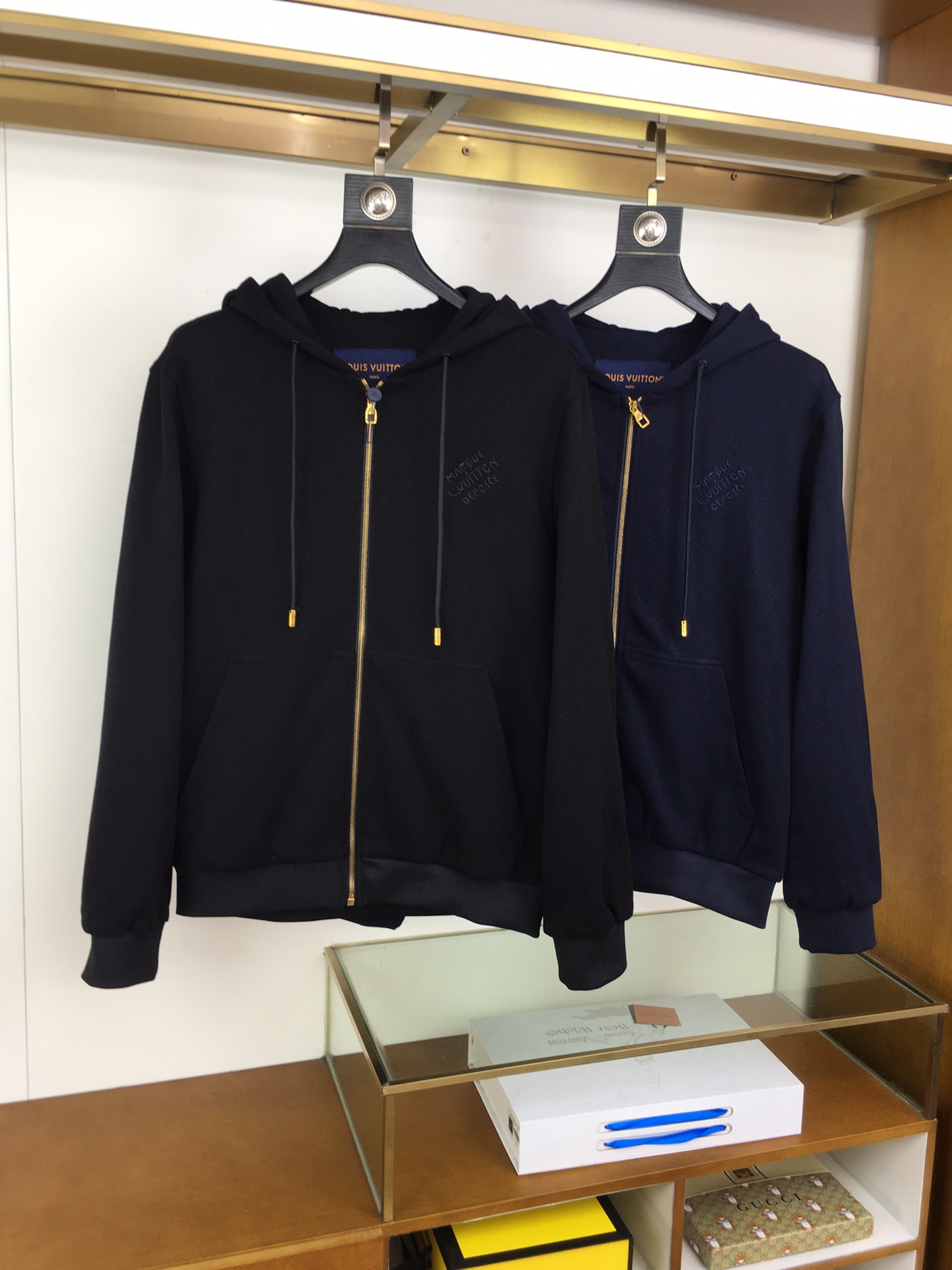 NO:611193,New coat 'L.v' is launched in early autumn. The original order is a stylish jacket made of Italian cotton jacquard logo fabric. The European counters are synchronized, and the upper body is more casual and generous. The original hardware of the counter is a new luxury and high-end customized accessory!  Luxurious brand-specific logo embellishment design, the highest quality shipments in the market, original accessories, the ultimate in luxury!  Soft and comfortable. The upper body is very handsome!  Suitable for any scene!  Size M-XXXL (178 140 catties L, maximum wear 190 catties),,jackets & coats,alexander wang19860909新品外套 《L.v》 早秋新款上市 原单狠货 意大利棉质提花logo面料时尚外套.欧洲专柜同步,上身更随意大方,专柜原版五金奢华高档定制配饰新作！奢华品牌特质logo点缀设计,市场最高品质出货、原版辅料,奢华极致！柔软舒适.上身爆帅！适合任意场景！ 尺码M-XXXL（178 140斤L 最大穿190斤）,,jackets & coats,alexander wang,Men's clothing