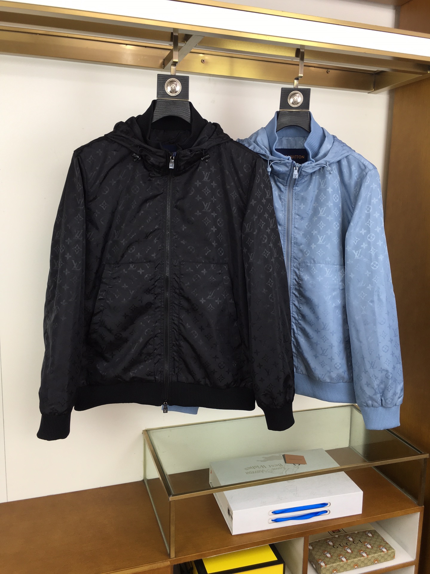 NO:613439,New jacket 'L.v' hooded jacket 2025 early autumn new model on the market, original order, Italian jacquard logo fabric fashionable jacket and windbreaker jacket. European counters are synchronized, the upper body is more casual and generous, the counter's original hardware luxury high-end customized accessories are new!  Luxurious brand-specific logo embellishment design, the highest quality shipments in the market, original accessories, the ultimate in luxury!  Soft and comfortable. The upper body is very handsome!  Suitable for any scene!  Size M-XXXL (178 140 catties L, maximum wear 190 catties),,jackets & coats,jackets & coats,hats,alexander wang19860909新品夹克 《L.v》连帽外套 2025早秋新款上市 原单狠货 意大利提花logo面料时尚夹克风衣外套.欧洲专柜同步,上身更随意大方,专柜原版五金奢华高档定制配饰新作！奢华品牌特质logo点缀设计,市场最高品质出货、原版辅料,奢华极致！柔软舒适.上身爆帅！适合任意场景！ 尺码M-XXXL（178 140斤L 最大穿190斤）,,jackets & coats,jackets & coats,hats,alexander wang,Men's clothing