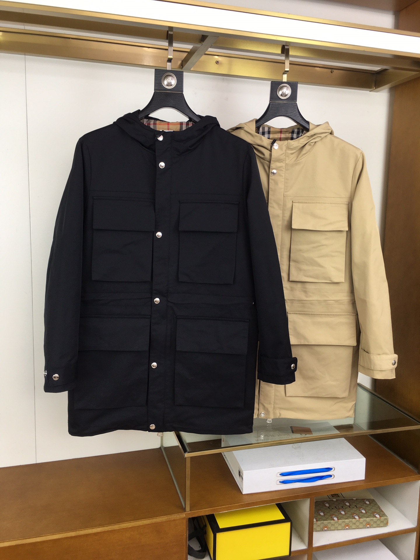 NO:613436,New product 'Burebr...y'. Mid-length hooded windbreaker, 2025 early autumn new model on the market, original order, fashionable jacket and windbreaker coat made of imported Italian fabrics. European counters are synchronized, the upper body is more casual and generous, the counter's original hardware is a new luxury high-end customized accessory!  Luxurious brand-specific logo embellishment design, the highest quality shipments in the market, original accessories, the ultimate in luxury!  Soft and comfortable. The upper body is very handsome!  Suitable for any scene!  Size M-XXXL (178 140 catties L, maximum wear 190 catties),,burberry,jackets & coats,jackets & coats,hats,alexander wang19860909新品 《Burebr...y》.中长款连帽风衣 2025早秋新款上市 原单狠货 意大利进口面料时尚夹克风衣外套.欧洲专柜同步,上身更随意大方,专柜原版五金奢华高档定制配饰新作！奢华品牌特质logo点缀设计,市场最高品质出货、原版辅料,奢华极致！柔软舒适.上身爆帅！适合任意场景！ 尺码M-XXXL（178 140斤L 最大穿190斤）,,burberry,jackets & coats,jackets & coats,hats,alexander wang,Men's clothing