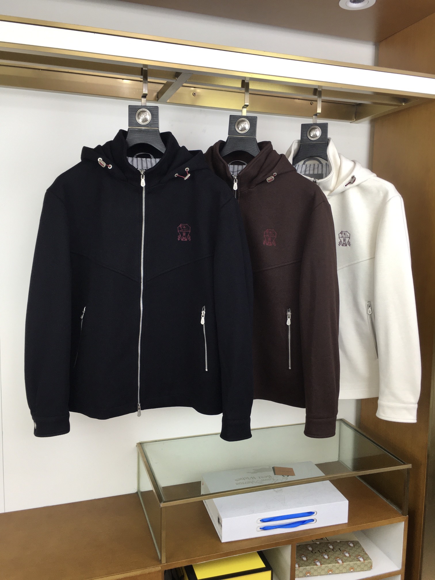 NO:611207,New Jacket [BC] FW New Arrival in Early Autumn. High-quality products from the channel!  !  !  This year’s best-looking hooded casual jacket, close your eyes and enter!  Customized fabrics are provided by customers to meet various quality control and detail control. Such weight and value really need to be carefully studied to achieve the perfect effect of creating a straight and straight chest. The grade revealed by the texture is definitely not an ordinary jacket. The meticulous workmanship is not perfunctory. The taste and temperament are always revealed in the behavior!  The upper body is handsome and charming!  SizeM-3XL,,jackets & coats,hats,alexander wang19860909新品外套【BC】 FW早秋新品 渠道的精品狠货！！！ 今年最好看的连帽休闲外套 闭眼入！ 客供定制面料 满足各种品质控 细节控 这样的分量与价值真的是需要细琢慢究 成完美缔造胸挺立廓的效果 质感所流露的档次绝非一般外套 精工细作并非敷衍了事 举止之间时刻流露出的品味及气质！ 上身帅气迷人！ SizeM-3XL,,jackets & coats,hats,alexander wang,Men's clothing