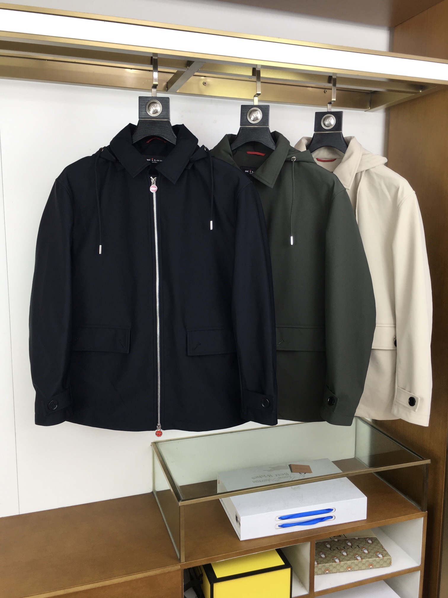 NO:611211,New jacket [Kiton] FW early autumn new product, the best product from the channel!  !  !  This year’s best-looking hooded casual jacket, close your eyes and enter!  Customized fabrics are provided by customers to meet various quality control and detail control. Such weight and value really need to be carefully studied to achieve the perfect effect of creating a straight and straight chest. The grade revealed by the texture is definitely not an ordinary jacket. The meticulous workmanship is not perfunctory. The taste and temperament are always revealed in the behavior!  The upper body is handsome and charming!  SizeM-3XL,,jackets & coats,hats,alexander wang19860909新品外套【Kiton 奇顿】 FW早秋新品 渠道的精品狠货！！！ 今年最好看的连帽休闲外套 闭眼入！ 客供定制面料 满足各种品质控 细节控 这样的分量与价值真的是需要细琢慢究 成完美缔造胸挺立廓的效果 质感所流露的档次绝非一般外套 精工细作并非敷衍了事 举止之间时刻流露出的品味及气质！ 上身帅气迷人！ SizeM-3XL,,jackets & coats,hats,alexander wang,Men's clothing