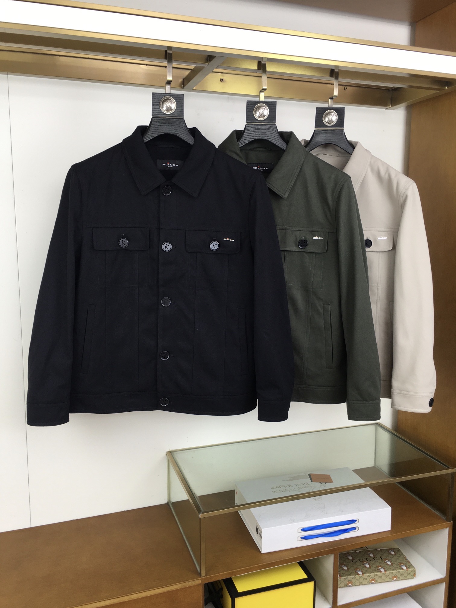 NO:611215,New jacket [Kiton] FW early autumn new product, the best product from the channel!  !  !  The best casual jacket this year, close your eyes and enter!  Customized fabrics are provided by customers to meet various quality control and detail control. Such weight and value really need to be carefully studied to achieve the perfect effect of creating a straight and straight chest. The grade revealed by the texture is definitely not an ordinary jacket. The meticulous workmanship is not perfunctory. The taste and temperament are always revealed in the behavior!  The upper body is handsome and charming!  SizeM-3XL,,jackets & coats,jackets & coats,alexander wang19860909新品外套【Kiton 奇顿】 FW早秋新品 渠道的精品狠货！！！ 今年最好看的休闲夹克 闭眼入！ 客供定制面料 满足各种品质控 细节控 这样的分量与价值真的是需要细琢慢究 成完美缔造胸挺立廓的效果 质感所流露的档次绝非一般外套 精工细作并非敷衍了事 举止之间时刻流露出的品味及气质！ 上身帅气迷人！ SizeM-3XL,,jackets & coats,jackets & coats,alexander wang,Men's clothing