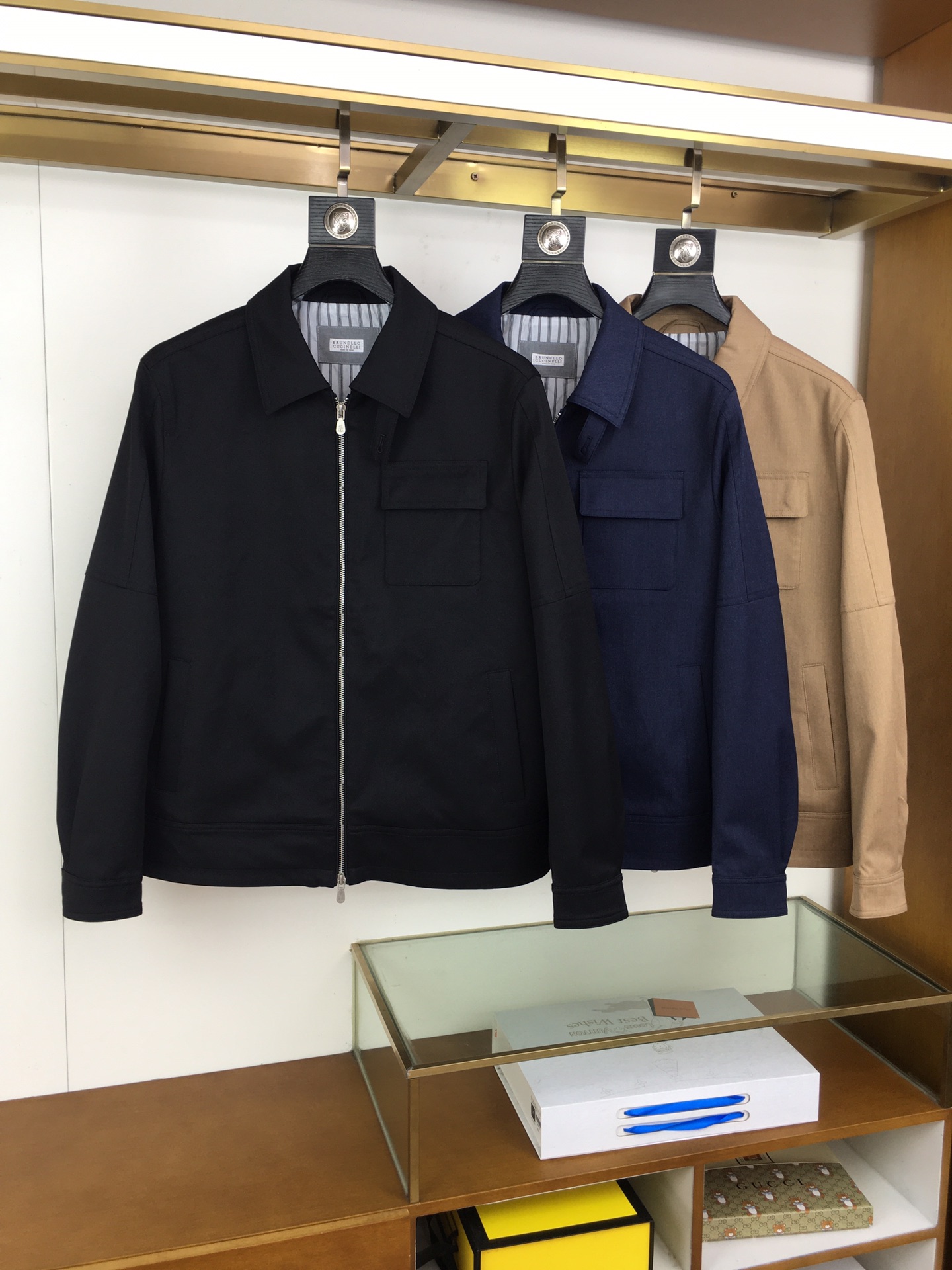 NO:611219,New jacket [BC] is the same style as the official website, complete with three standards!  New men's jacket for early autumn, fashionable and casual high-end version!  Custom-made fabrics at the counter are highly breathable and comfortable, with impeccable details and brand element design concepts, reflecting high quality. It feels delicate and soft!  It presents a casual cut and the upper body shape is awesome!  Size M-3XL,,jackets & coats,jackets & coats,alexander wang19860909新品夹克【BC】 官网同款,三标齐全！早秋新款男士外套,时尚休闲高端版本！专柜定制面料 透气舒适度高,细节无可挑剔,品牌元素设计理念,体现高品质.手感细腻柔软！呈现休闲裁剪,上身版型超赞！码数M-3XL,,jackets & coats,jackets & coats,alexander wang,Men's clothing