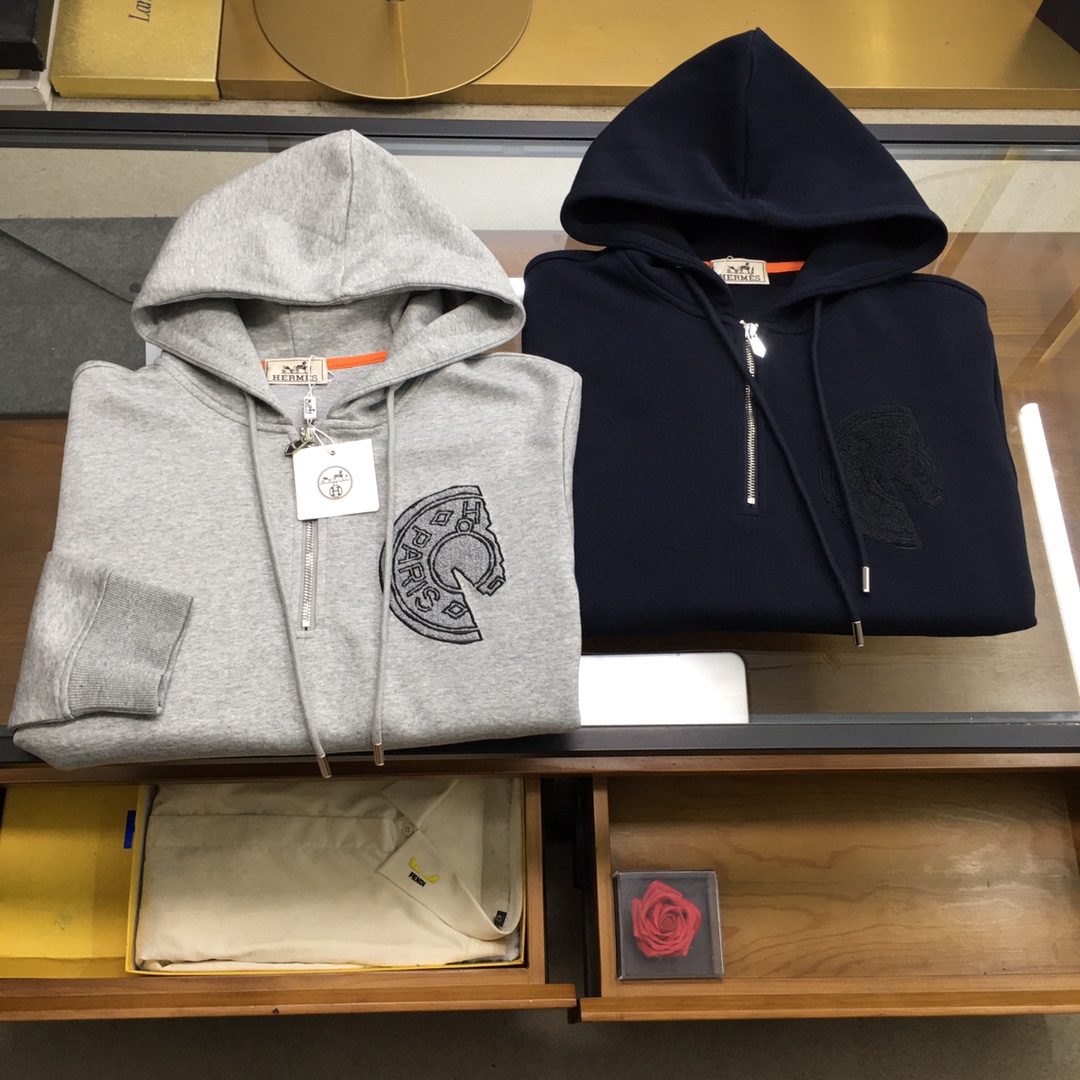 NO:613403,New products at the counter [Aishi] 2025 latest counter sports sweatshirts of the same style, complete with three standards!  The details are perfect and exquisite, and the workmanship is impeccable!  The latest original high-density terry embroidery is very exquisite and high-end. It is made of super soft one-piece knitted fabric, which feels very smooth and comfortable. The fabric is stiff, wrinkle-resistant and wear-resistant, moisture-absorbent and quick-drying and breathable. It has original metal hardware accessories. The upper body is neat and stylish, regular fit. Gray, navy blue, size M-3XL.,, hoodie, sweatshirts, alexander wang19860909专柜新品【爱士】 2025最新专柜同款运动卫衣, 三标齐全！细节完美精致,做工无可挑剔！最新原版高密度毛巾绣非常精致高档,采用超柔软一体织针织面料,手感非常柔顺舒适,面料挺括抗皱耐磨,吸湿速干透气,原版金属五金辅料.上身利落有型,常规版型. 灰色,藏青色, 码数M-3XL.,,hoodie,sweatshirts,alexander wang,Men's clothing