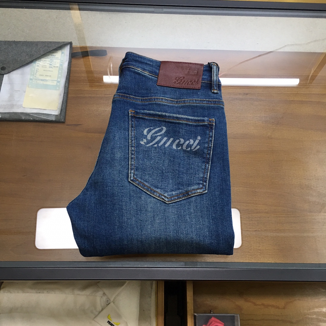 NO:662724,New jeans [Guc.i...] 2025 autumn and winter exclusive new jeans, high-end version!  Custom-made fabrics at the counter are highly breathable and comfortable, with impeccable details and brand element design concepts, reflecting high quality. It feels delicate and soft!  It presents a casual cut and the upper body shape is awesome!  Code number 29-3835,,gucci,jeans, 19860909新品牛仔裤【Guc.i...】 2025秋冬独家专供新款牛仔裤,高端版本！专柜定制面料 透气舒适度高,细节无可挑剔,品牌元素设计理念,体现高品质.手感细腻柔软！呈现休闲裁剪,上身版型超赞！码数29-3835,,gucci,jeans, ,Men's clothing