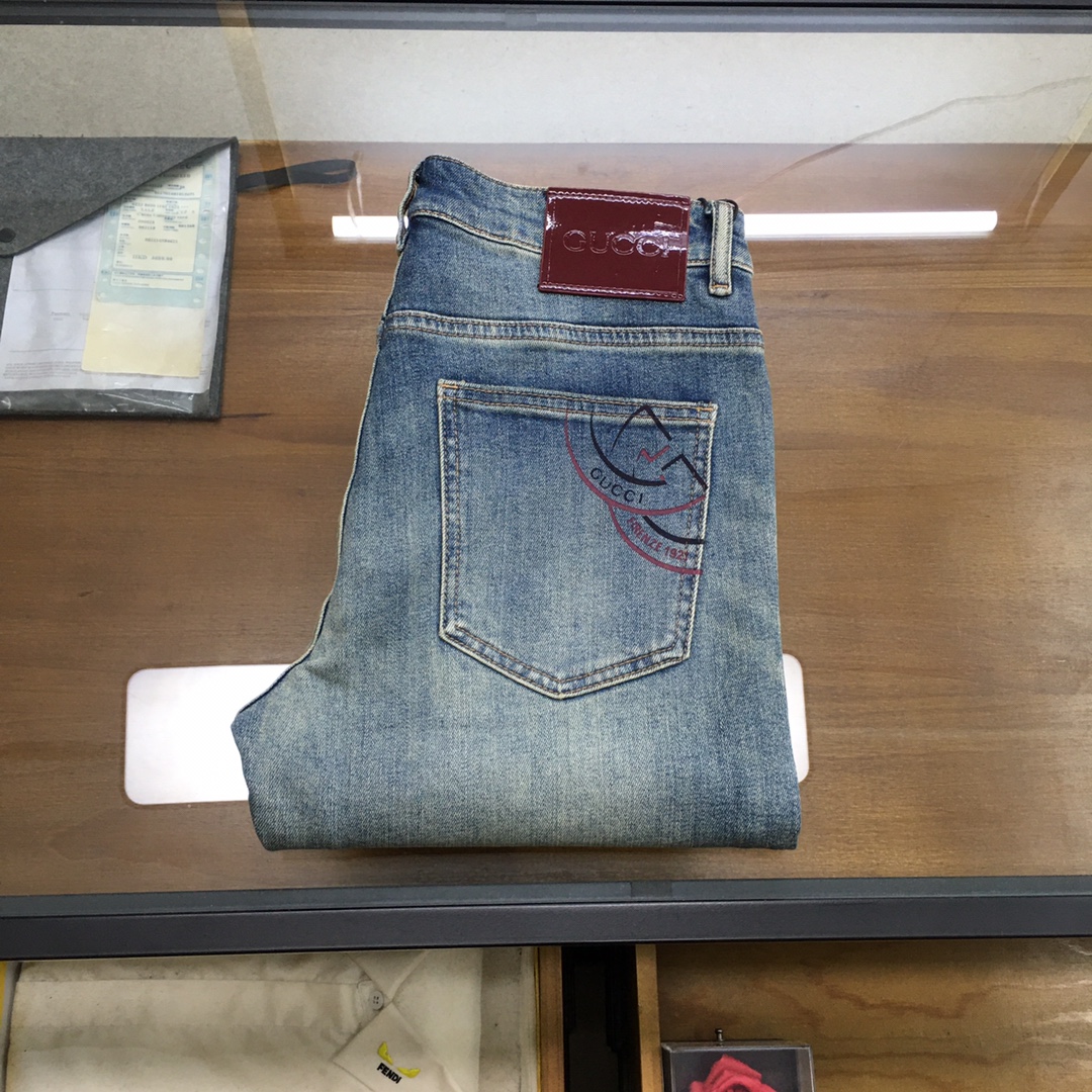 NO:662718,New jeans [Gu.ci] 2025 autumn and winter exclusive new jeans, high-end version!  Custom-made fabrics at the counter are highly breathable and comfortable, with impeccable details and brand element design concepts, reflecting high quality. It feels delicate and soft!  It presents a casual cut and the upper body shape is awesome!  Code number 29-3835,,jeans, 19860909新品牛仔裤【Gu.ci】 2025秋冬独家专供新款牛仔裤,高端版本！专柜定制面料 透气舒适度高,细节无可挑剔,品牌元素设计理念,体现高品质.手感细腻柔软！呈现休闲裁剪,上身版型超赞！码数29-3835,,jeans, ,Men's clothing