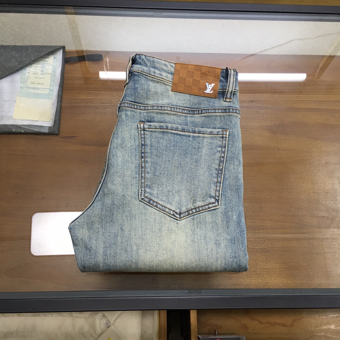 NO:662722,New jeans [L.v...] 2025 autumn and winter exclusive new jeans, high-end version!  Custom-made fabrics at the counter are highly breathable and comfortable, with impeccable details and brand element design concepts, reflecting high quality. It feels delicate and soft!  It presents a casual cut and the upper body shape is awesome!  Code number 29-3835,,jeans, 19860909新品牛仔裤【L.v...】 2025秋冬独家专供新款牛仔裤,高端版本！专柜定制面料 透气舒适度高,细节无可挑剔,品牌元素设计理念,体现高品质.手感细腻柔软！呈现休闲裁剪,上身版型超赞！码数29-3835,,jeans, ,Men's clothing