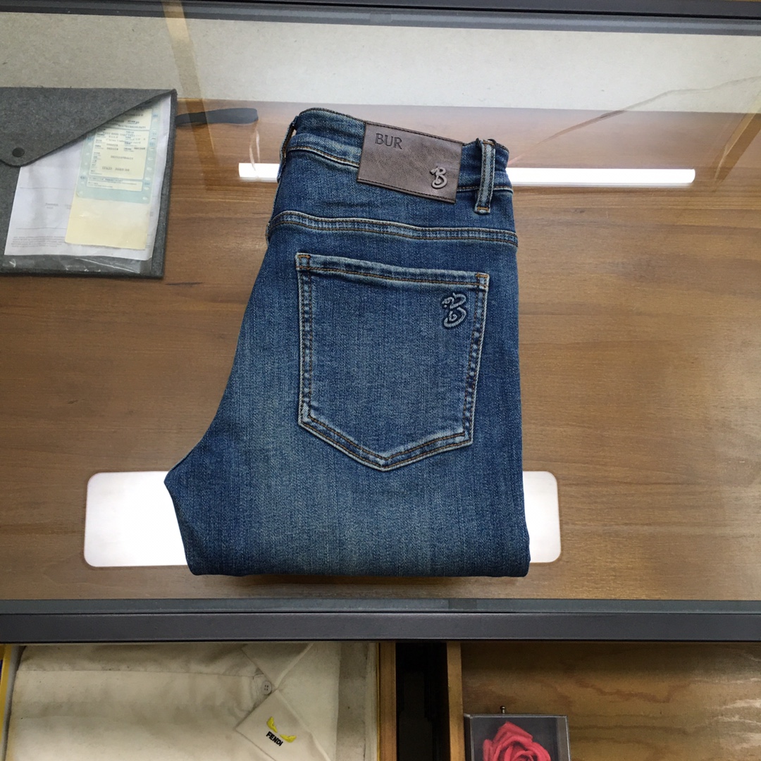 NO:662697,New jeans [Burber..y...] Exclusive new jeans for autumn and winter, high-end version!  Custom-made fabrics at the counter are highly breathable and comfortable, with impeccable details and brand element design concepts, reflecting high quality. It feels delicate and soft!  It presents a casual cut and the upper body shape is awesome!  Code number 29-3835,,burberry,jeans, 19860909新品牛仔裤【Burber..y...】 秋冬独家专供新款牛仔裤,高端版本！专柜定制面料 透气舒适度高,细节无可挑剔,品牌元素设计理念,体现高品质.手感细腻柔软！呈现休闲裁剪,上身版型超赞！码数29-3835,,burberry,jeans, ,Men's clothing