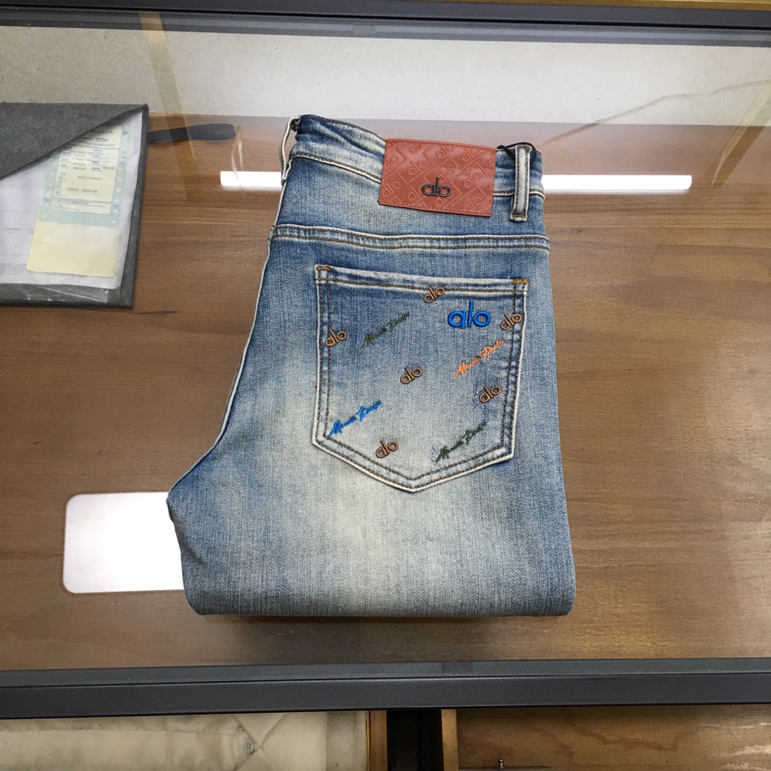 NO:662728,New jeans [alo...] 2025 autumn and winter exclusive new jeans, high-end version!  Custom-made fabrics at the counter are highly breathable and comfortable, with impeccable details and brand element design concepts, reflecting high quality. It feels delicate and soft!  It presents a casual cut and the upper body shape is awesome!  Code number 29-3835,,jeans, 19860909新品牛仔裤【alo...】 2025秋冬独家专供新款牛仔裤,高端版本！专柜定制面料 透气舒适度高,细节无可挑剔,品牌元素设计理念,体现高品质.手感细腻柔软！呈现休闲裁剪,上身版型超赞！码数29-3835,,jeans, ,Men's clothing