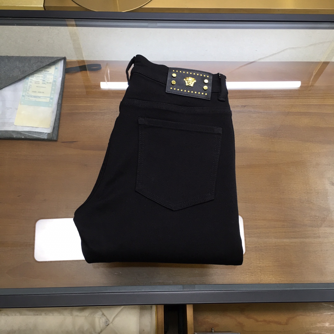 NO:662727,New jeans [Versac...] 2025 autumn and winter exclusive new jeans, high-end version!  Custom-made fabrics at the counter are highly breathable and comfortable, with impeccable details and brand element design concepts, reflecting high quality. It feels delicate and soft!  It presents a casual cut and the upper body shape is awesome!  Code number 29-3835,,versace,jeans, 19860909新品牛仔裤【Versac...】 2025秋冬独家专供新款牛仔裤,高端版本！专柜定制面料 透气舒适度高,细节无可挑剔,品牌元素设计理念,体现高品质.手感细腻柔软！呈现休闲裁剪,上身版型超赞！码数29-3835,,versace,jeans, ,Men's clothing