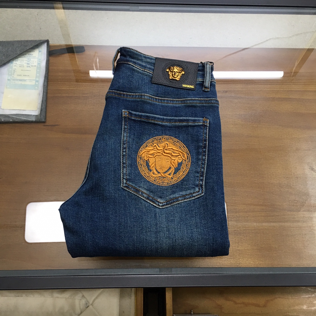 NO:662730,New jeans [Versac...] 2025 autumn and winter exclusive new jeans, high-end version!  Custom-made fabrics at the counter are highly breathable and comfortable, with impeccable details and brand element design concepts, reflecting high quality. It feels delicate and soft!  It presents a casual cut and the upper body shape is awesome!  Code number 29-3835,,versace,jeans, 19860909新品牛仔裤【Versac...】 2025秋冬独家专供新款牛仔裤,高端版本！专柜定制面料 透气舒适度高,细节无可挑剔,品牌元素设计理念,体现高品质.手感细腻柔软！呈现休闲裁剪,上身版型超赞！码数29-3835,,versace,jeans, ,Men's clothing