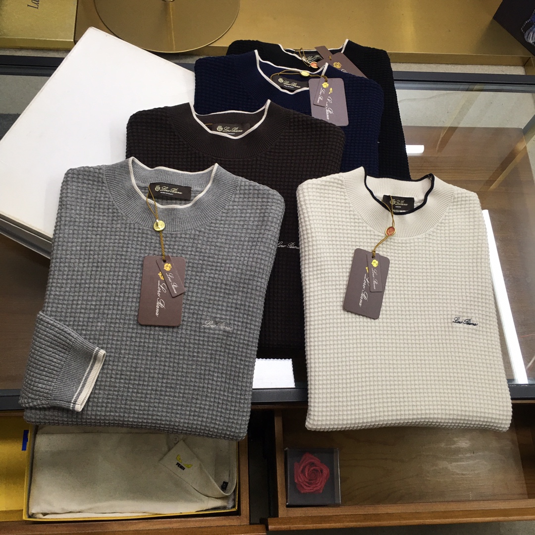 NO:684585,New products at the counter [LP] 25FW autumn and winter new mulberry silk wool blended solid color checkered craft design knitted round neck sweater, men's cuffs embedded basic casual pullover sweater sweater!  Trading company channels are rare and available on the official website simultaneously!  LP's 25th autumn and winter new product base shirts are presented. Whether it is the selection of fabrics and craftsmanship, or the design and details of the styles, they all demonstrate the brand's pursuit of quality and fashion!  This sweater is made of mulberry silk and wool blended yarn supplied by customers. It is composed of 5 mulberry silk + 5 wool + 8 acrylic super soft fiber polyester fibers. It is made through the ultra-fine weaving process of imported machines. The fabric feels light and silky, and feels extremely soft and skin-friendly against the body. It also takes into account the warmth!  The sweater is designed in solid colors all over, giving people a simple and fashionable feeling, while the contrasting color design at the neckline adds some small highlights and uniqueness to the whole, improving the overall quality and fashion!  In terms of style design, this sweater adopts a basic and conventional round neck style design. This style not only meets the needs of men's daily commuting matching, but also shows the elegant and confident temperament of men!  5 Colors as shown Size 48-56 Size reference Size 48: Shoulder width 43 Bust 100 Sleeve length 60 Dress length 68 Size 50: Shoulder width 44 Bust 104 Sleeve length 61 Dress length 69 Size 52: Shoulder width 45 Bust 108 Sleeve length 62 Dress length 70 Size 54: Shoulder width 46 Bust 112 Sleeve length 63 Dress length 71  Size 56: shoulder width 47, bust 116, sleeve length 64, dress length 72,,loro piana,sweaters,19860909专柜新品【LP】 25FW秋冬新款桑蚕丝羊毛混纺纯色 方格工艺设计 针织圆领毛衣,男士袖口嵌合基础休闲套头毛衣针织衫！贸易公司渠道稀出,同步官网发售！LP家25年秋冬季新品打底衫奉献,无论是面料的选择和工艺,还是款式的设计和细节处理,都彰显出品牌对于品质和时尚的追求！ 该毛衣采用了客供桑蚕丝羊毛混纺纱线,成分5桑蚕丝+5羊毛+8晴纶超柔纤维聚酯纤维,经过进口机器的超精细织法工艺制成,面料的手感轻薄丝滑,贴身触感极致软糯亲肤,同时也兼顾到了保暖性！毛衣全身采用纯色设计,给人一种简约而时尚的感觉,而领口处的撞色设计,则为整体增添了一些小小的亮点和独特之处,提升了整体的品质和时尚度！在版型设计上,这款毛衣采用了基础常规的圆领版型设计,这样的版型不仅符合男士日常通勤搭配的需求,还能够展现出男性优雅而自信的气质！ 5颜色如图 尺码48-56 尺寸参考 48码:肩宽43胸围100袖长60衣长68 50码:肩宽44胸围104袖长61衣长69 52码:肩宽45胸围108袖长62衣长70 54码:肩宽46胸围112袖长63衣长71 56码:肩宽47胸围116袖长64衣长72,,loro piana,sweaters,,Men's clothing