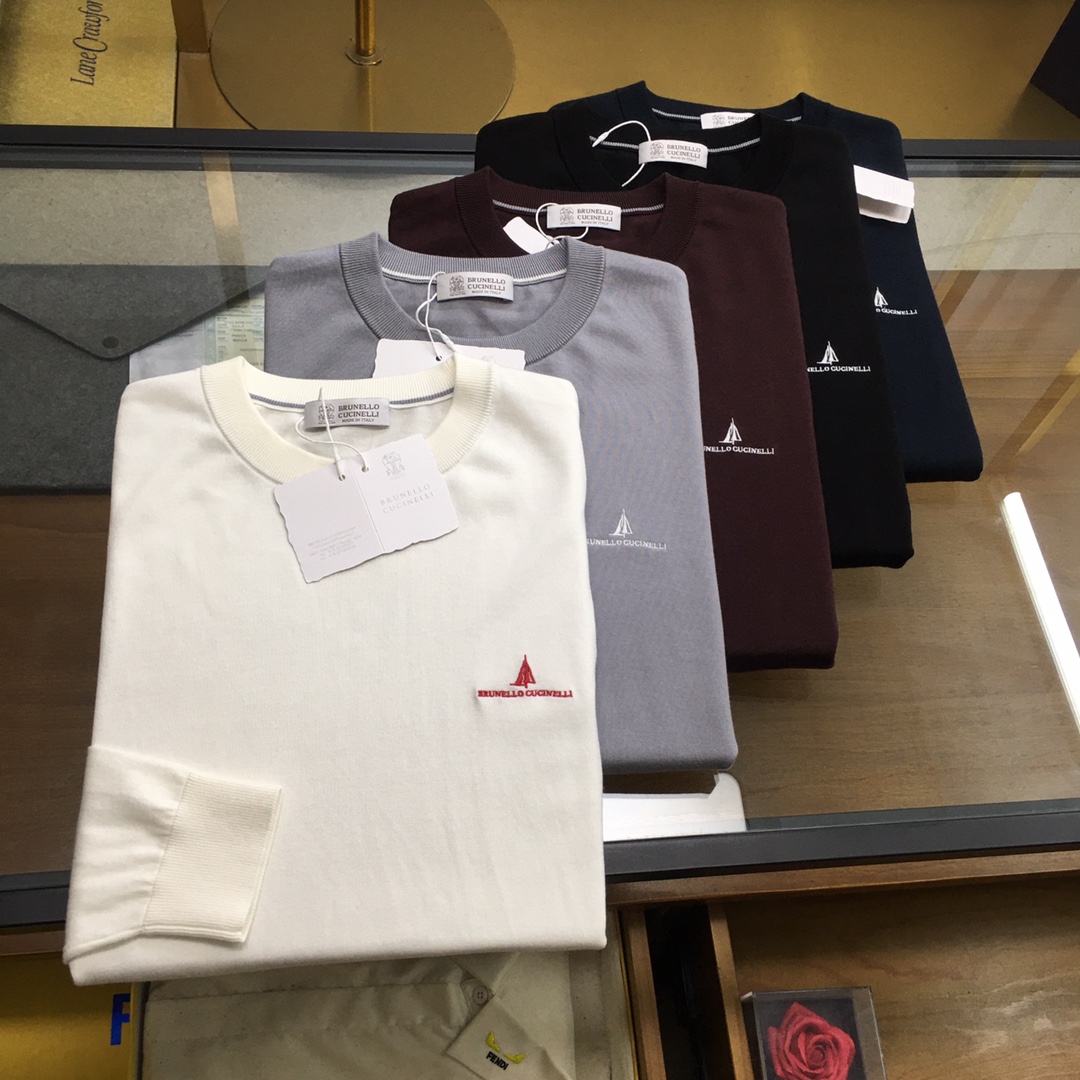 NO:684604,New products at the counter [BC] 25FW autumn and winter new mulberry silk wool blended solid color knitted crew neck sweater, men's cuff inlay basic casual pullover sweater and sweater!  Trading company channels are rare and available on the official website simultaneously!  BC's 25th autumn and winter new product base shirts are presented. Whether it is the selection of fabrics and craftsmanship, or the design and detail processing of styles, they all demonstrate the brand's pursuit of quality and fashion!  This sweater is made of mulberry silk and wool blended yarn supplied by customers. It is composed of 5 mulberry silk + 5 wool + 8 acrylic super soft fiber polyester fibers. It is made through the ultra-fine weaving process of imported machines. The fabric feels light and silky, and feels extremely soft and skin-friendly against the body. It also takes into account the warmth!  The sweater is designed in solid colors all over, giving people a simple and fashionable feeling, while the contrasting color design at the neckline adds some small highlights and uniqueness to the whole, improving the overall quality and fashion!  In terms of style design, this sweater adopts a basic and conventional round neck style design. This style not only meets the needs of men's daily commuting matching, but also shows the elegant and confident temperament of men!  5 Colors as shown Size 48-56 Size reference Size 48: Shoulder width 43 Bust 100 Sleeve length 60 Dress length 68 Size 50: Shoulder width 44 Bust 104 Sleeve length 61 Dress length 69 Size 52: Shoulder width 45 Bust 108 Sleeve length 62 Dress length 70 Size 54: Shoulder width 46 Bust 112 Sleeve length 63 Dress length 71  Size 56: shoulder width 47, bust 116, sleeve length 64, dress length 72,,chanel,sweaters,19860909专柜新品【BC】 25FW秋冬新款桑蚕丝羊毛混纺纯色针织圆领毛衣,男士袖口嵌合基础休闲套头毛衣针织衫！贸易公司渠道稀出,同步官网发售！BC家25年秋冬季新品打底衫奉献,无论是面料的选择和工艺,还是款式的设计和细节处理,都彰显出品牌对于品质和时尚的追求！ 该毛衣采用了客供桑蚕丝羊毛混纺纱线,成分5桑蚕丝+5羊毛+8晴纶超柔纤维聚酯纤维,经过进口机器的超精细织法工艺制成,面料的手感轻薄丝滑,贴身触感极致软糯亲肤,同时也兼顾到了保暖性！毛衣全身采用纯色设计,给人一种简约而时尚的感觉,而领口处的撞色设计,则为整体增添了一些小小的亮点和独特之处,提升了整体的品质和时尚度！在版型设计上,这款毛衣采用了基础常规的圆领版型设计,这样的版型不仅符合男士日常通勤搭配的需求,还能够展现出男性优雅而自信的气质！ 5颜色如图 尺码48-56 尺寸参考 48码:肩宽43胸围100袖长60衣长68 50码:肩宽44胸围104袖长61衣长69 52码:肩宽45胸围108袖长62衣长70 54码:肩宽46胸围112袖长63衣长71 56码:肩宽47胸围116袖长64衣长72,,chanel,sweaters,,Men's clothing