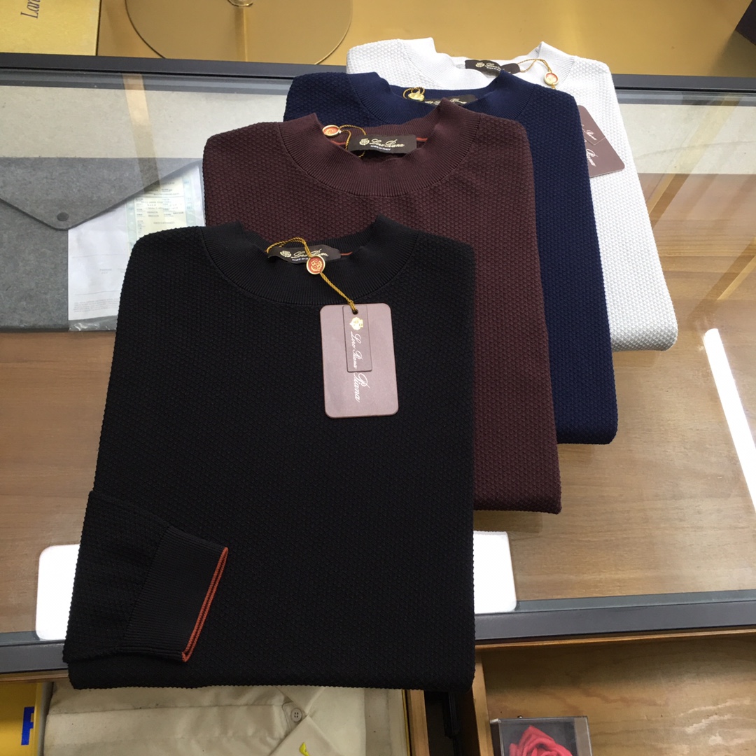 NO:684608,New products at the counter [LP..] Hong Kong Matheson channel products, pure blood quality, 2025 autumn and winter new styles  The brand's high-end business casual crew neck sweater/cardigan for men. A high-end luxury and platinum-level classic basic sweater. The overall design perfectly integrates Italian aesthetics and inherits the genes of the Jie family. It takes a minimalist route, both solemn and harmonious, in line with modern urban aesthetics. The brand logo of the genuine leather label on the hem is presented in exquisite embroidery, which enriches the overall vision and flaunts the identity!  The top luxury worsted wool fabric from Italy is supplied to customers, and is made from the top quality Merino wool from Australia. The fabric has first-class properties, extremely high fiber coefficient, light texture and elasticity. It feels extremely soft and delicate, has excellent skin-friendliness, no thorny feeling, has both comfort and breathability, and is also superior in warmth retention!  The details are excellent, the classic lapel design is quite elegant and fashionable, the color is light and versatile, suitable for all kinds of daily wear, the mix and match compatibility is extremely high, it can suit any occasion, business commuting or going out for leisure, the upper body has a strong elegant temperament, it is very good whether it is worn inside or alone, everyone has one!  The color is as shown in the picture. Size 48 50 52 54 56 Size data Size 48: Bust 102cm - Shoulder width 44cm - Clothing length 67cm - Sleeve length 62cm Size 50: Bust 106cm - Shoulder width 45cm - Clothing length 68cm - Sleeve length 63cm Size 52: Bust 110cm - Shoulder width 46cm - Clothing length 69cm - Sleeve length 64cm  Size 54: Bust 114cm - Shoulder width 47cm - Clothing length 70cm - Sleeve length 65cm Size 56: Bust 118cm - Shoulder width 48cm - Clothing length 71cm - Sleeve length 66cm,,loro piana,sweaters,19860909专柜新品【LP..】 香港洋行渠道货,纯正血统品质,2025秋冬新款 品牌男士高端商务休闲圆领针织衫/羊毛衫.高端奢华且白金级的一款经典基础款毛衣,通体的设计完美融合意式美学,且传承了杰家族的基因,走极简主义的路线,亦庄亦谐,符合现代都市审美,下摆真皮皮标品牌标识,以精美刺绣体呈现,丰富了整体视觉,亦标榜了身份！客供意大利顶级奢华精纺羊毛面料,甄选澳洲顶级上乘美丽诺羊毛制作,面料属性一流,纤维系数极高,质地轻盈且富有弹性,手感极其柔糯细腻,亲肤性极佳,无任何扎刺感,舒适度与透气性兼备,同时保暖性方面亦优越！细节方面非常出色,经典翻领设计,颇具优雅时髦,配色轻熟百搭,符合日常各种穿搭,混搭兼容空间极高,驾驭任何场合,商务通勤与出街休闲皆可,上身儒雅气质感极强,无论内搭还是单穿都非常出彩,人手一件！ 颜色如图 尺码48 50 52 54 56 尺码数据 48码:胸围102cm-肩宽44cm-衣长67cm-袖长62cm 50码:胸围106cm-肩宽45cm-衣长68cm-袖长63cm 52码:胸围110cm-肩宽46cm-衣长69cm-袖长64cm 54码:胸围114cm-肩宽47cm-衣长70cm-袖长65cm 56码:胸围118cm-肩宽48cm-衣长71cm-袖长66cm,,loro piana,sweaters,,Men's clothing