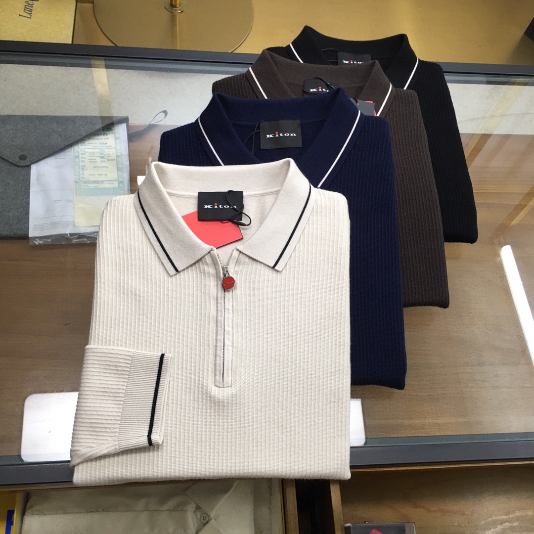 NO:684617,New counter product [Kiton] 25 autumn and winter new perfectionist Kiton high-end business wool blended sweater, top domestic sales channel sharing, Italian OEM orders. Half-zip lapel design, kick knitting technology, high-end wool blended yarn knitted fabric, elegant and noble temperament, showing the brand's luxurious style, a must-have for urban men!  The overall shape is elegant and elegant, with a metal lettering pendant and a half-zipper design. The fabric is made of high-end wool blended knitted yarn and knitting technology. It feels perfect against the skin, has a natural drape, and is super comfortable and pleasant to wear next to the body. The texture is different from ordinary knitted fabrics, and the overall wiring is very clear and meticulous!  High-end fashion products that are visible to the naked eye!  Color Black Beige Blue Brown Size M-3XL M Size Bust 98 Shoulder Width 43 Sleeve Length 65 Dress Length 69 L Size Bust 102 Shoulder Width 44 Sleeve Length 66 Dress Length 70  3XL, bust 114, shoulder width 47, sleeve length 69, dress length 73. Size recommendation: Wear M size if you are under 130 catties, L size if you are 130-145 catties, XL size if you are 145-160 kg, 2XL size if you are 160-175 catties, 3XL if you are 175-190 catties,19860909专柜新品【Kiton】 25秋冬新款完美主义者Kiton高端商务羊毛混纺针织衫,顶级内销渠道分享,意大利代工订单.半拉链翻领设计,起脚针织工艺,高端羊毛混纺纱线针织面料,气质优雅高贵,呈现出品牌的奢华范儿,都市型男必备！ 整体造型大气典雅,金属刻字挂坠半拉链设计,面料采用高端羊毛混纺针织纱线,起脚针织工艺.触肤感完美,垂感自然,贴身穿做超级舒适宜人.质感区分普通针织面料,整体走线做工非常明朗缜密！肉眼可辨的高端的时尚产物！颜色黑色 米色 兰色 咖啡色 尺码M-3XL M码胸围98 肩宽43 袖长65 衣长69 L码 胸围102 肩宽44 袖长66 衣长70 XL码 胸围106 肩宽45 袖长67 衣长71 2XL码 胸围110 肩宽46 袖长68 衣长72 3XL码 胸围114 肩宽47 袖长69 衣长73 尺码推荐 130斤以内穿M码,130-145斤穿L码,145-160斤穿XL码,160-175斤穿2XL码,175-190斤穿3XL,,,Men's clothing