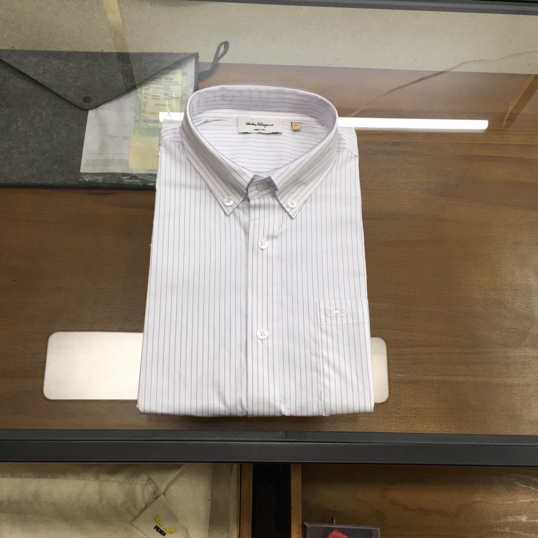 NO:608985,New shirt [SF Ferrag...] 25SS early autumn men's business casual poplin cotton shirt, pure blood, official new product in 25 years, classic evergreen ace product!  A shirt that is very in line with the aesthetic tone. The styling design perfectly follows the essence. The iconic embroidery logo process is quite recognizable and flaunts your identity!  The top-notch poplin fabrics are supplied by customers. They are made of high-quality cotton raw materials with excellent light. They are custom-woven and dyed in a century-old workshop. They are full of cotton feel, comfortable and breathable, extremely delicate to the touch, and have excellent skin-friendliness!  The details are exquisite and exquisite, the seams are tight, the tailoring is first-class, every inch is just right, the body is slim and fit, the lines are smooth and clean, it is an invincible and versatile type, both elegant and harmonious, both business and leisure, the compatibility with bottoms is extremely high, it is a must-have basic item for men's wardrobe!  Size M-3XL,,shirts,alexander wang19860909新品衬衫【SF菲拉格...】 25SS早秋男士商务休闲府绸棉衬衫,纯正血统,25年官方新品,经典常青王牌产物！ 极符合美学基调的一款衬衫,造型设计完美沿袭了精髓,标志性刺绣logo工艺,颇具辨识度且标榜了身份！ 客供顶尖府绸面料,选用光照极好的上等棉花原料,经过百年工坊定织定染而成,棉感十足,舒适性与透气性兼备,触感极为细腻,亲肤性绝佳！ 细节工艺精致考究,严丝合缝,剪裁一流,每一寸都拿捏的恰到好处,修身亦合体,线条感流畅干净,无敌的百搭类型,亦庄亦谐,商务与休闲兼备,与下装兼容空间极高,男人衣橱必备的基础单品！ 尺码M-3XL,,shirts,alexander wang,Men's clothing