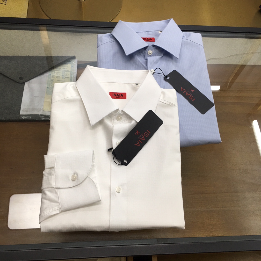 NO:608997,[New products from the counter] [ISAIA] ISAIA25FW early autumn new houndstooth dark pattern cotton lapel shirt, men's classic logo embroidered loose casual long-sleeved shirt!  Trading company channels are rare and available on the official website simultaneously!  Isaia's new dark pattern shirt has become a shining pearl in the fashion world with its soft and silky custom-made cotton material, unique houndstooth dark pattern texture, exquisite details of custom-made deep sea mother-of-pearl buckles, the unique charm of the classic logo embroidery on the hem, and the casual fashion of a loose fit!  This shirt is made of custom-made cotton material, which has been carefully selected and specially treated. Every fiber is full of natural tenderness!  It feels soft and silky, as delicate as a baby's skin. It gently slides over your palm, leaving an indescribable feeling of comfort!  This kind of softness is not the kind of soft and shapeless feeling, but contains just the right toughness in the softness, so that you can not only feel unparalleled comfort when wearing it, but also show a crisp and stylish posture!  The unique houndstooth dark pattern texture on the surface instantly attracts your attention. This classic and fashionable pattern, houndstooth, is cleverly presented on the shirt in the form of dark patterns under the designer's wonderful pen. It not only adds an artistic sense to the shirt, but also highlights its luxurious texture, allowing you to exude unique charm among the crowd inadvertently!  The custom-made deep sea mother-of-pearl buttons are like bright pearls, inlaid on the shirt!  Each mother-of-pearl buckle has been carefully polished and carved, with a surface as smooth as a mirror, exuding a soft and charming luster!  The classic logo embroidery on the hem is like the soul mark of the ISAIA brand. It represents the brand's history, culture and quality!  The embroidery craftsmanship is exquisite, and every stitch and thread is full of the hard work and wisdom of the craftsmen!  Loose fit design, this style is not done randomly, but has been carefully researched and considered. The loose fit can not only adapt to people of different body shapes, but also allows you to wear without any sense of restraint and can move freely. It can also create a casual and fashionable atmosphere!  White/blue, two colors available!  Sizes M-3XL M size shoulder width 45cm-bust 110cm-shirt length 76cm-sleeve length 63cm L size shoulder width 46cm-chest 114cm-shirt length 78cm-sleeve length 64cm  3XL size, shoulder width 50cm - bust 126cm - length 84cm - sleeve length 68cm Recommended size (loose fit) Height 174-140 catties, try on size M which is suitable!  Boys weighing less than 140 pounds should choose M size, 140-152 pounds should choose L size, 152-164 pounds should choose XL size, 164-176 pounds should choose XXL size, and 176-190 pounds should choose 3XL size!  ,,shirts,alexander wang19860909【专柜新品】【ISAIA】 ISAIA25FW早秋新款千鸟格暗纹全棉翻领衬衣,男士经典徽标刺绣宽松休闲长袖衬衫！贸易公司渠道稀出,同步官网发售！Isaia全新暗纹衬衫,以其客供定制全棉材质的柔软丝滑、独特的千鸟格暗纹肌理、客供定制深海母贝扣的精致细节、下摆经典徽标刺绣的独特魅力以及宽松版型的随性时尚,成为了时尚界的一颗璀璨明珠！ 这款衬衫采用客供定制全棉材质,经过了精心挑选和特殊处理,每一根纤维都饱含着自然的温柔！触感柔软丝滑,就像是婴儿的肌肤般细腻,轻轻滑过你的手心,留下一抹难以言喻的舒适感！这种柔软并非那种软塌塌没有型的感觉,而是在柔软中蕴含着恰到好处的韧性,让你在穿着时既能感受到无与伦比的舒适,又能展现出挺括有型的姿态！表面独特的千鸟格暗纹肌理瞬间吸引了你的视线,千鸟格这一经典而又时尚的图案,在设计师的妙笔下,以暗纹的形式巧妙地呈现在衬衫之上,不仅为衬衫增添了一份艺术感,更凸显了其奢华的质感,让你在人群中不经意间就能散发出与众不同的魅力！ 客供定制的深海母贝扣,宛如一颗颗璀璨的珍珠,镶嵌在衬衫之上！每一颗母贝扣都经过了精心的打磨和雕琢,表面光滑如镜,散发着柔和而迷人的光泽！下摆经典的徽标刺绣,就像是ISAIA品牌的灵魂印记,它代表着品牌的历史、文化和品质！刺绣工艺精湛,每一针每一线都饱含着工匠们的心血和智慧！宽松版型设计,这种版型可不是随意为之,而是经过了精心的研究和考量,宽松的版型不仅能够适应不同身材的人穿着,让你在穿着时没有束缚感,能够自由自在地活动,还能营造出一种随性而又时尚的氛围！白色/蓝色,两色入！尺码M-3XL M码肩宽45cm-胸围110cm-衣长76cm-袖长63cm L码肩宽46cm-胸围114cm-衣长78cm-袖长64cm XL码肩宽47cm-胸围118cm-衣长80cm-袖长65cm XXL码肩宽48cm-胸围122cm-衣长82cm-袖长66cm 3XL码肩宽50cm-胸围126cm-衣长84cm-袖长68cm 尺码推荐（宽松版型） 身高174-140斤,试穿M码合适！ 男生体重140斤以内选择M码,140-152斤选择L码,152-164斤选择XL码,164-176斤选择XXL码,176-190斤选择3XL码！,,shirts,alexander wang,Men's clothing