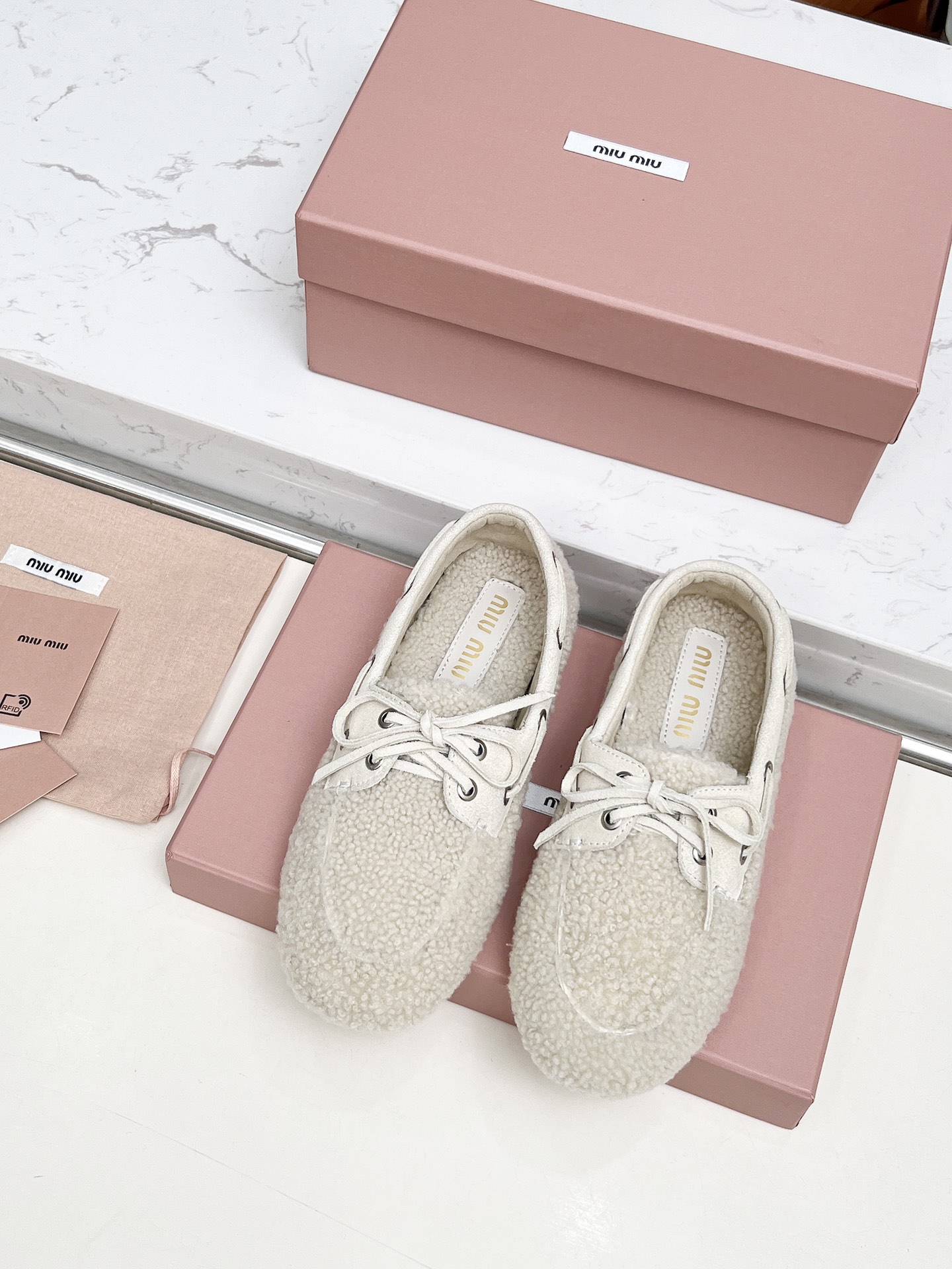 NO:533737,Miu mi 25 years of new show ♀ Maomao Loafer shoes are coming, and they are essential items for all year round. The upper foot pad adopts custom imported Teddy wool retro craftsmanship, making the whole pair of shoes reveal casualness and freedom. The upper adopts a simple lace-up bow design. In an instant, the whole pair of shoes became agile and lazy, which makes it easy to walk out. It is convenient, quick and easy to concave. Exclusive molded rubber sole, soft, light, non-slip and wear-resistant. Size 35-40 (41 custom made without return and exchange), loafers, miumiu, loafers19860909miu mi 25年走秀新款♀毛毛乐福鞋火爆来袭,常年穿搭必备单品 鞋面垫脚采用定制进口泰迪羊毛复古工艺,使整双鞋都透露着随性和洒脱,鞋面采用简约系带蝴蝶结设计,一瞬间整双鞋灵动了起来懒人一脚蹬设计,出门方便快捷随意凹造型 独家开模橡胶大底,柔软轻便还防滑耐磨 码数35一40（41定做不退换）,乐福鞋,miumiu,loafers,Women's Shoes