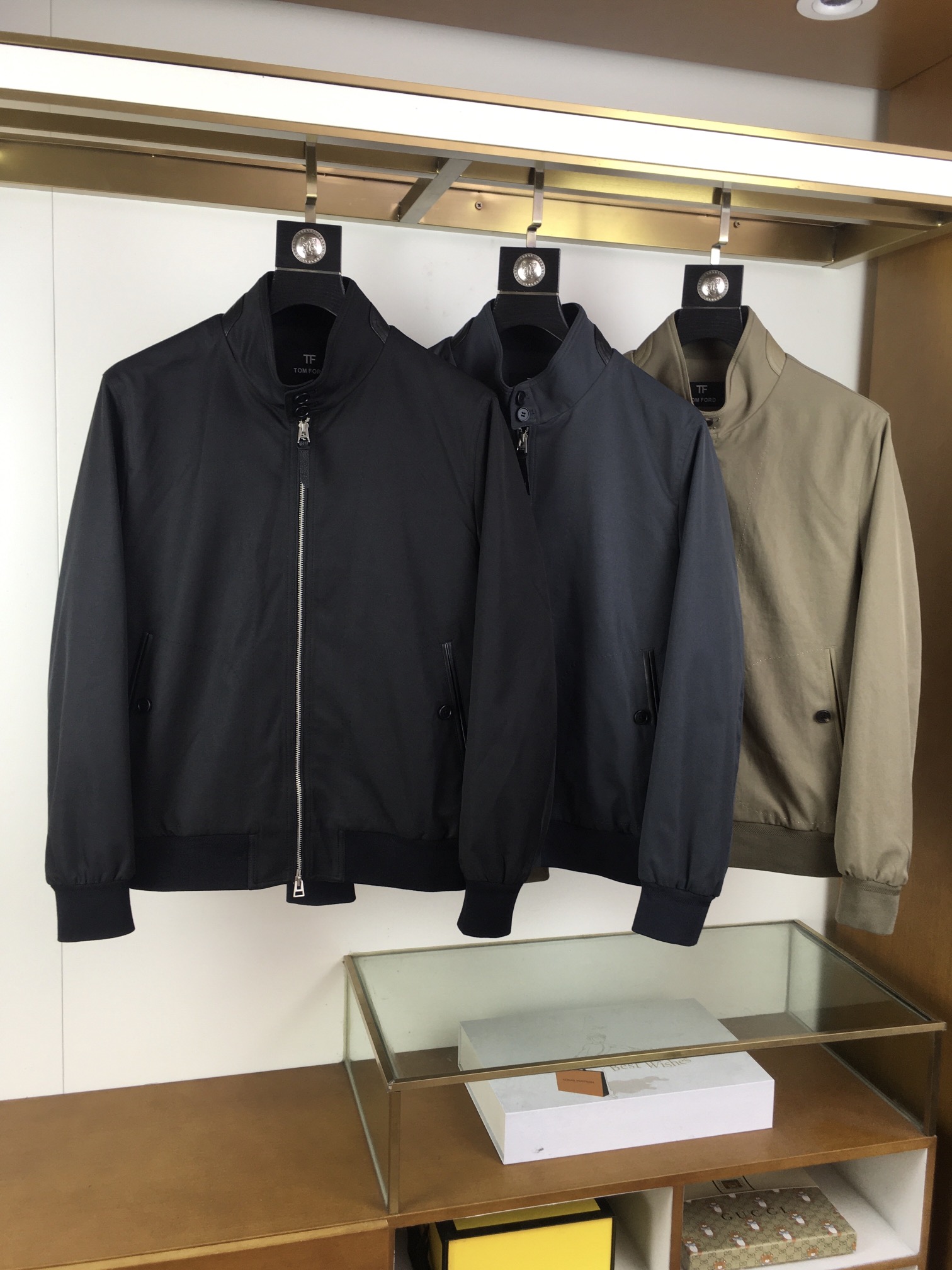 NO:611203,New product in the counter [TF] New product in the counter is TF segmented fabric collar genuine leather jacket, specially designed for you who pursue fashion and individuality. This model uses unique segmented fabric, with fine texture and comfortable touch, making you stand out from the crowd. The stand-up collar design shows your uninhibited attitude, and the large pockets add a sense of leisure. It can be easily controlled whether it is matched or matched, showing the true qualities of a handsome man.  Every detail reveals the designer's ingenuity. Exquisite stitching, sturdy zippers, and just the right cut all highlight the high quality of this piece. Not only can it perfectly fit your body shape, but it can also show your taste and style in every detail.  TF segment fabric is not only fashionable and versatile, but also very practical. It has good breathability and warmth, allowing you to stay comfortable in changing seasons. Whether it is daily travel or outdoor adventures, this fabric can be your best companion, accompanying you through every wonderful moment. Wearing TF segment fabric will instantly enhance your overall temperament. It can not only show your unique personality, but also make you full of confidence and charm in any occasion. Whether it is a business negotiation or a casual gathering, this fabric can make you the focus of the crowd.  In this era of pursuit of quality and individuality, TF segmented fabric is undoubtedly your best choice. It is not only a piece of fabric, but also a way of self-expression. Choosing TF means choosing a new self, a more confident, calm and graceful you. Available in stock, black khaki gray 48-50-52-54-56,, tom ford, jackets & coats, alexander wang19860909专柜新品【TF】 专柜新品TF段面布 领口真皮夹克,专为追求时尚与个性的你打造.这款采用独特的段面布料,质感细腻,触感舒适,让你在人群中脱颖而出.立领设计彰显你的不羁态度,大口袋增添休闲感,无论是搭配还是,都能轻松驾驭,尽显型男本色. 每一处细节都透露着设计师的匠心独运.精致的缝线、坚固的拉链、以及恰到好处的剪裁,都彰显着这款的高品质.它不仅能够完美贴合你的身形,还能在细节之处展现你的品味与格调. TF段面布不仅时尚百搭,还非常实用.它具有良好的透气性和保暖性,让你在多变的季节里也能保持舒适.无论是日常出行还是户外探险,这款都能成为你的最佳伴侣,陪伴你度过每一个精彩瞬间. 穿上TF段面布,瞬间提升你的整体气质.它不仅能够展现你的独特个性,还能让你在任何场合都充满自信与魅力.无论是商务洽谈还是休闲聚会,这款都能让你成为人群中的焦点. 在这个追求品质与个性的时代,TF段面布无疑是你的最佳选择.它不仅仅是一件,更是你自我表达的一种方式.选择TF,就是选择了一个全新的自我,一个更加自信、从容且不失风度的你. 现货发售黑 卡其 灰色48-50-52-54-56,,tom ford,jackets & coats,alexander wang,Men's clothing