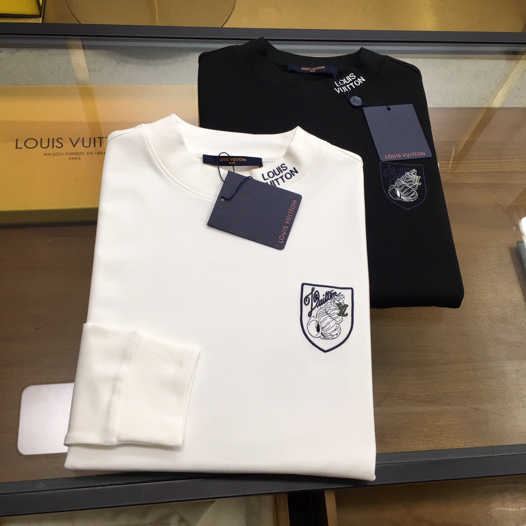 NO:611192,New product 'L.v' Half turtleneck long-sleeved bottoming shirt New product for autumn and winter!  High-end ready-to-wear series, fashionable light luxury classic fashionable round neck long-sleeved bottoming shirt, selected from high-quality 74.9 polyester fiber, 5.3 sheep wool, 19.8 viscose fiber blended custom fabrics, exquisitely embroidered logo in contrasting colors on the chest, the iconic brand uses contrasting colors for three-dimensional embroidery, black white M-3XL.,, alexander wang19860909新品《L.v》 半高领长袖打底衫 秋冬季节新品！高端成衣系列时尚轻奢经典时尚圆领长袖打底衫,甄选优质74.9聚酯纤维、5.3绵羊毛,19.8粘纤混纺定制面料,胸前撞色精美刺绣Logo徽标,标志性品牌使用撞色进行立体刺绣立体 黑色 白色 M-3XL.,,alexander wang,Men's clothing