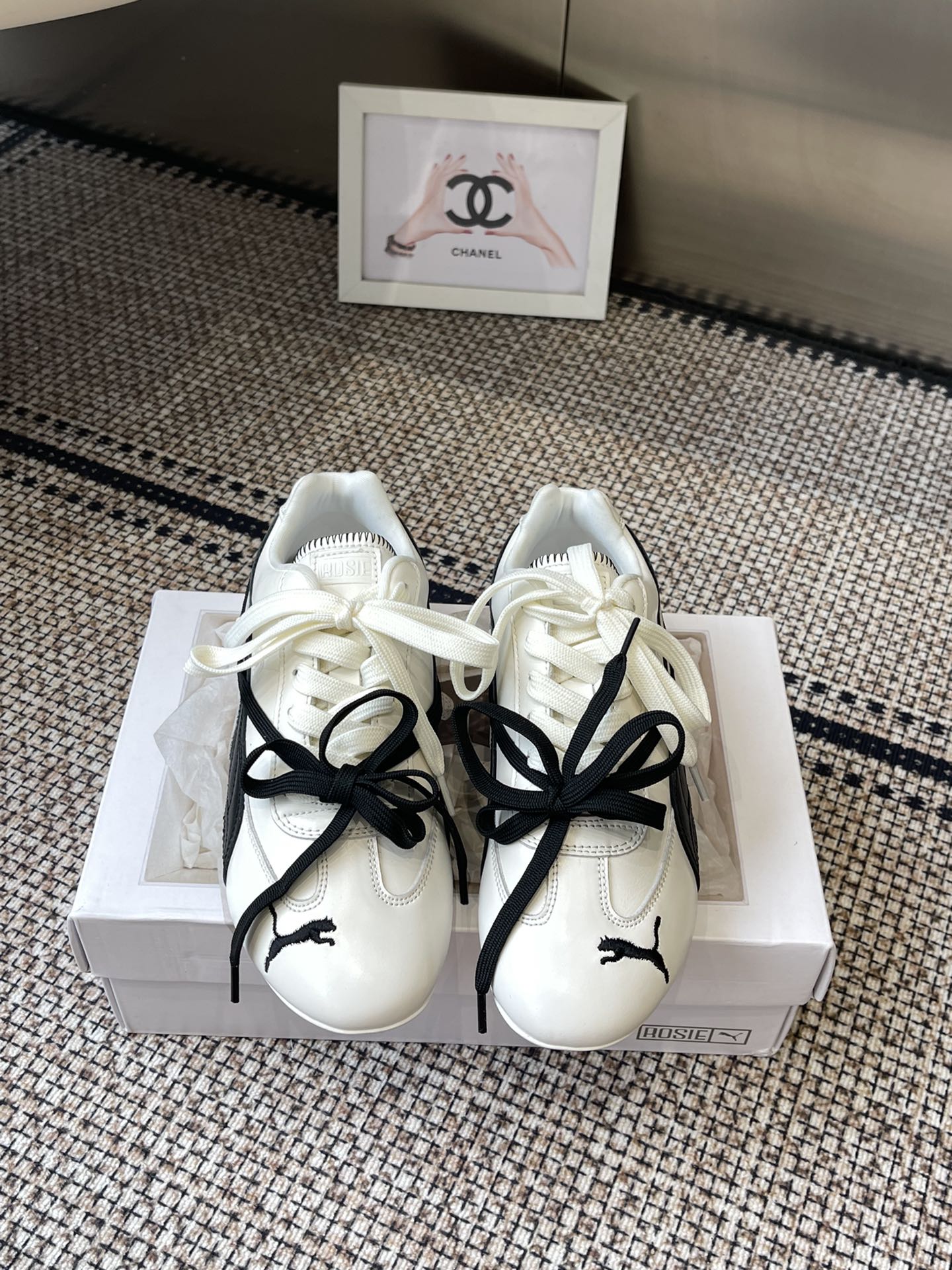 NO:511616,Rose x Puma Speedcat Co-branded board shoes Casual sneakers Two colors: leather material, high-quality and shiny. The shoe has iconic white and black logo strips on the side. The main shoe laces and wrap-around decorative shoe laces are tied into bows in a cross-circle way, adding a ballet-style elegance, giving the shoes a bit of soft design based on the retro racing style. Upper cowhide, elastic mesh, original rubber outsole, size 35-40 (40 custom made without return), casual shoes/sneakers, sneakers, cowhide19860909Rose x Puma 彪马Speedcat 联名款板鞋 休闲运动鞋 两种配色 均采用皮革材质打造 质感高级且有光泽 鞋身侧边有标志性的白色和黑色大logo条带 配备主鞋带和环绕式装饰鞋带 装饰鞋带则以交叉环绕的方式系成蝴蝶结 增添了芭蕾风的优雅感 让鞋子在复古赛车风格基础上多了几分柔美设计  鞋面牛皮 内里弹力网布 原版橡胶大底 码数35-40（40定做不退换）,休闲鞋/运动鞋,sneakers,cowhide,Women's Shoes