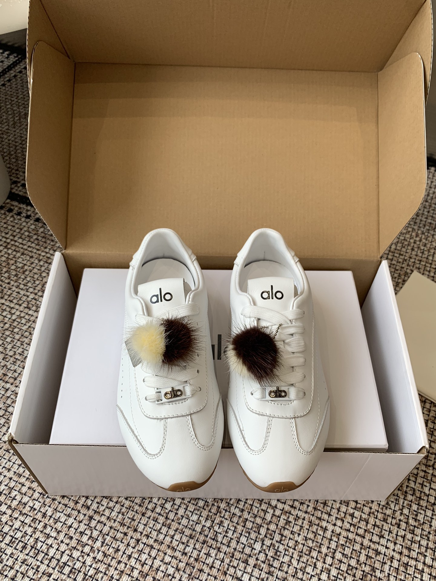 NO:511618,Women's men's (accessories 20) alo latest popular Sunset series casual sports shoes Forrest Gump shoes This Sunset sports shoes understand girls better than Nike. They are super versatile and super comfortable. They are not heavy at all. Very lightweight. The socks are better matched. The legs are increased and thin. The original Niujing inner sheepskin original molded rubber sole. Hardware listing/mink hair decoration. Size 35-45 (female 40, men 45 customized), casual shoes/sneakers, sheepskin19860909女款男款（配饰20） alo最新爆款Sunset系列 休闲 运动鞋 阿甘鞋 这款Sunset 运动鞋 比耐克更懂女生 上脚超级百搭 而且超级舒适 上脚一点都不沉重 非常轻便 套上袜套搭配更好看 上脚增高显腿细 面料原版牛京 内里羊皮 原版开模橡胶大底 五金挂牌/貂毛装饰 码数35-45(女40 男45定做）,休闲鞋/运动鞋,sneakers,sheepskin,Women's Shoes