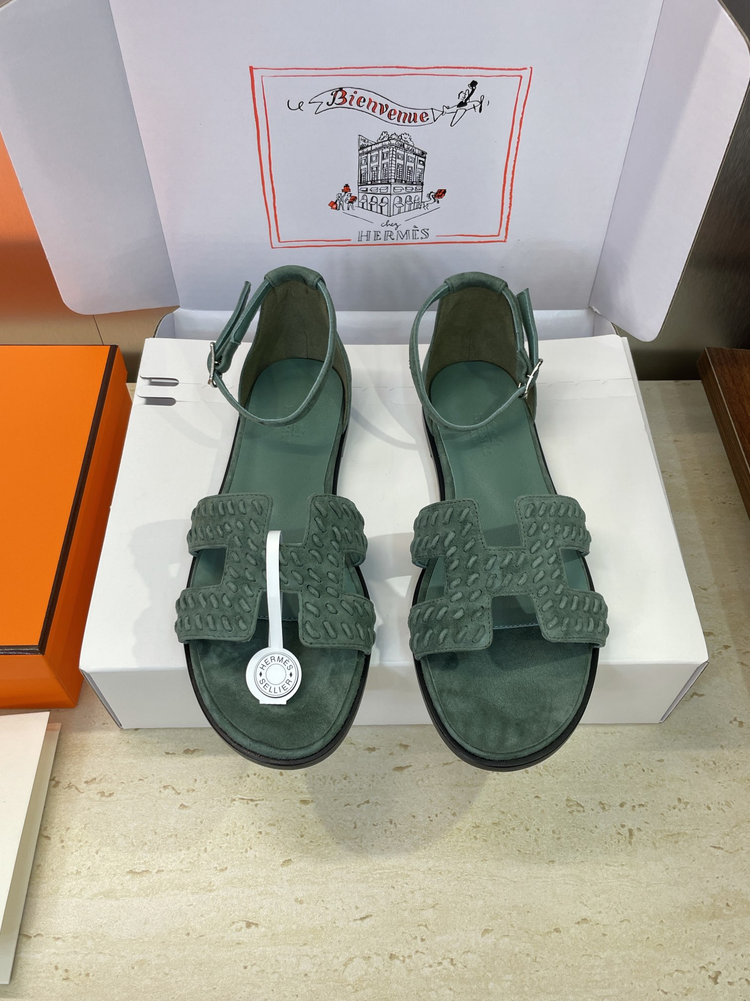 NO:496738,Hermes Hermes 2025 spring and summer new classic Santorini color-blocking flip-flops women's shoes H home flat-soled round toe-on-open-toe hollow sandals Material upper imported sheep leather + water-dyed cowhide inner lining + Italian genuine leather outsole Size: 34-43 (34.40.41.42.43 custom-made without return or exchange), sandals, hermes, hermes, sandals, cowhide, sheep, Leather soles19860909爱马仕 Hermes 2025春夏新色经典款 Santorini 拼色工字拖女鞋 H家平底圆头一圈带露趾中空凉鞋 材质鞋面进口羊猄皮+水染牛皮内里+意大利真皮大底 Size: 34-43(34.40.41.42.43定制不退换）,凉鞋,hermes,hermes,sandals,cowhide,sheep,Leather soles,Women's Shoes