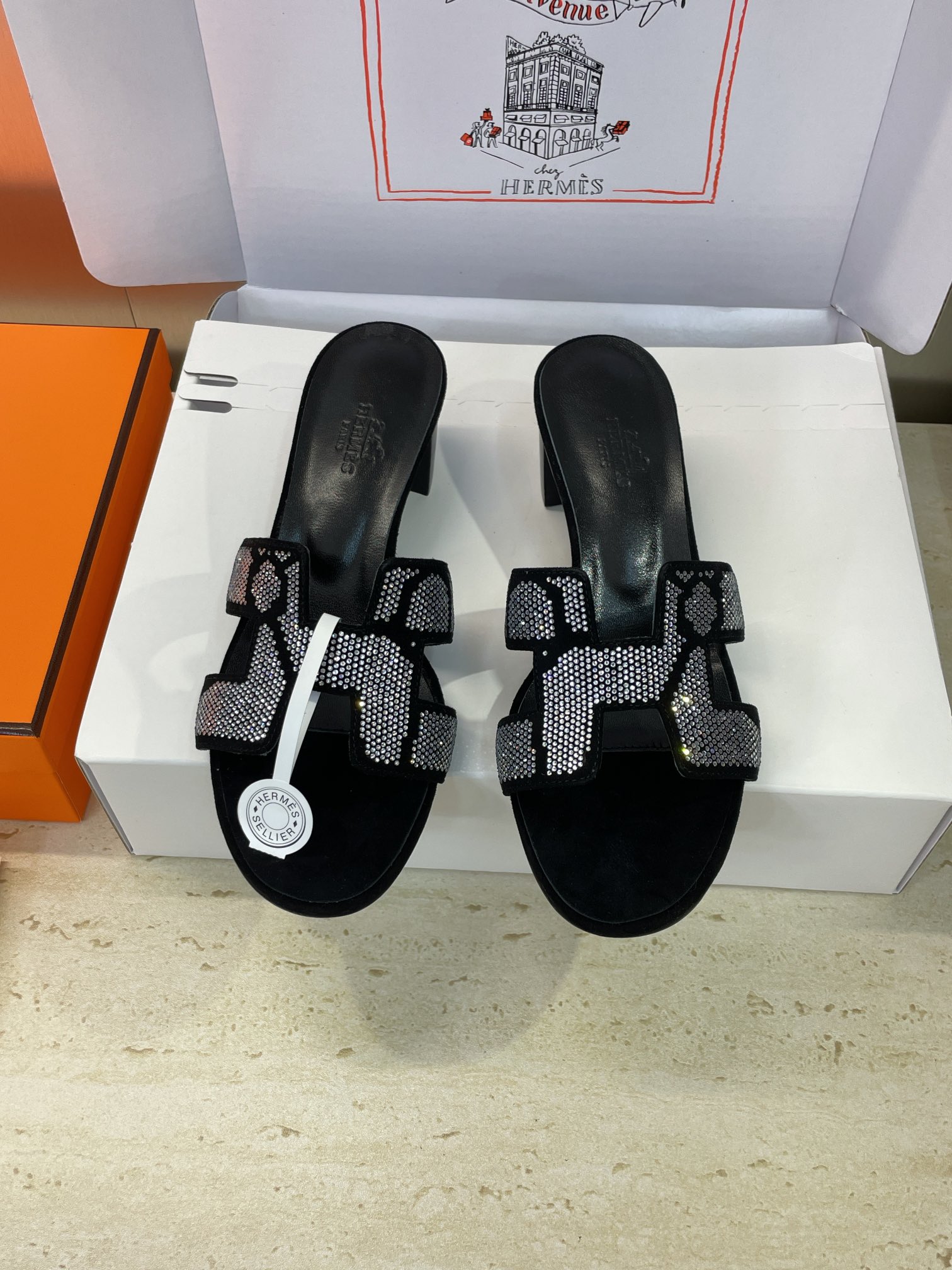 NO:496732,Dongguan goods Purchase grade Hermes Hermes 2025 new spring and summer classic style Oran thick heel color-blocked I-flop rhinestone women's shoes H home flat-soled round toe open-toe sandals Material upper imported sheep leather + water-dyed cowhide inner lining + Italian genuine leather outsole + imported Australian rhinestone inlay technology Heel height: flat sole /4.5CM Size: 34-43 (34.40.41.42.43 custom-made without return), slippers, hermes, hermes, slippers, cowhide, sheep, Leather soles19860909莞货 代购级 爱马仕 Hermes 2025 春夏新色经典款 Oran粗跟拼色工字拖水钻女鞋 H家平底圆头露趾凉拖鞋 材质鞋面进口羊猄皮+水染牛皮内里+意大利真皮大底+进口澳洲水钻镶烫工艺 跟高:平底 /4.5CM Size: 34-43(34.40.41.42.43定制不退换）,拖鞋,hermes,hermes,slippers,cowhide,sheep,Leather soles,Women's Shoes