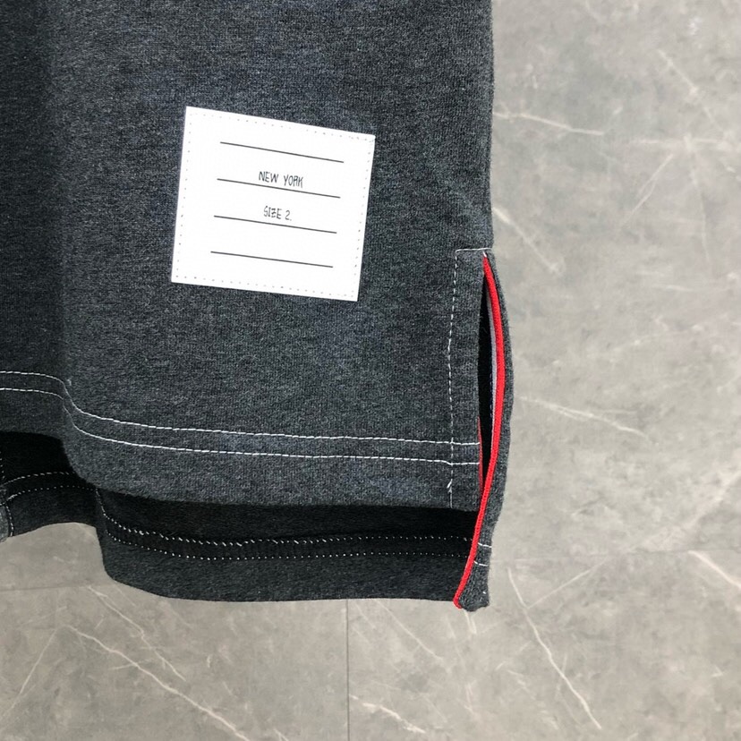 THOM BROWNE 汤姆布朗 TB双拼色明线开衩纯棉短袖圆领T恤 男女同款情侣款\n码数：1-5 颜